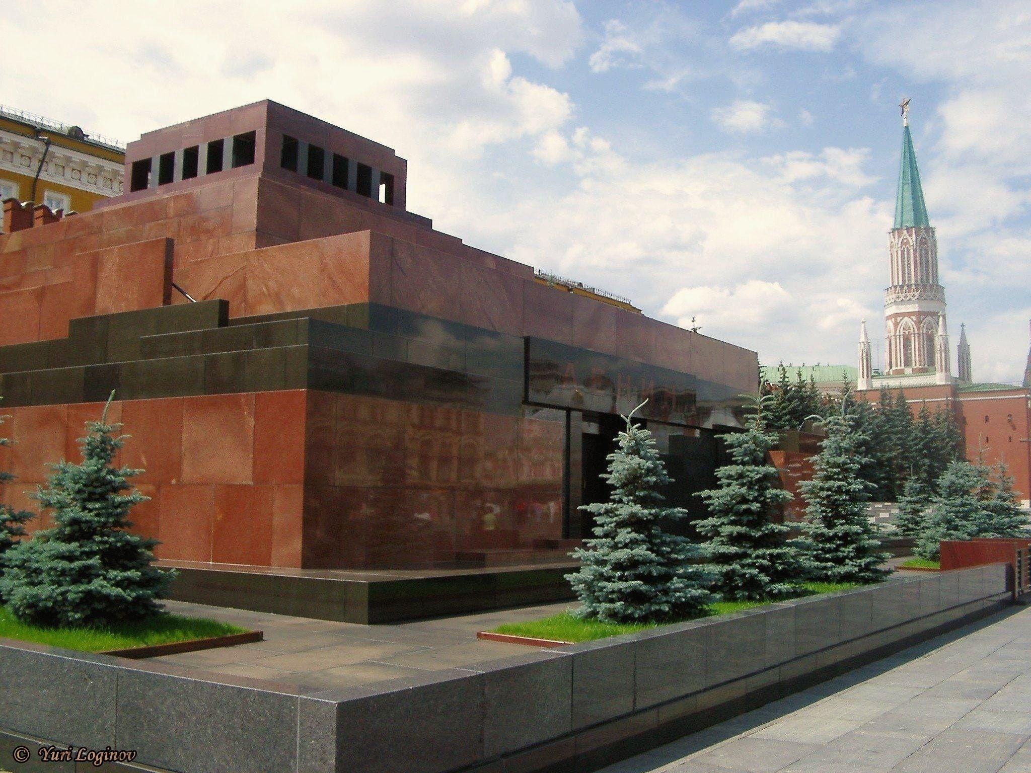 Мавзолей ленина архитектурный стиль. Мавзолей в.и Ленина на красной площади в Москве. Ленин на красной площади в мавзолее.