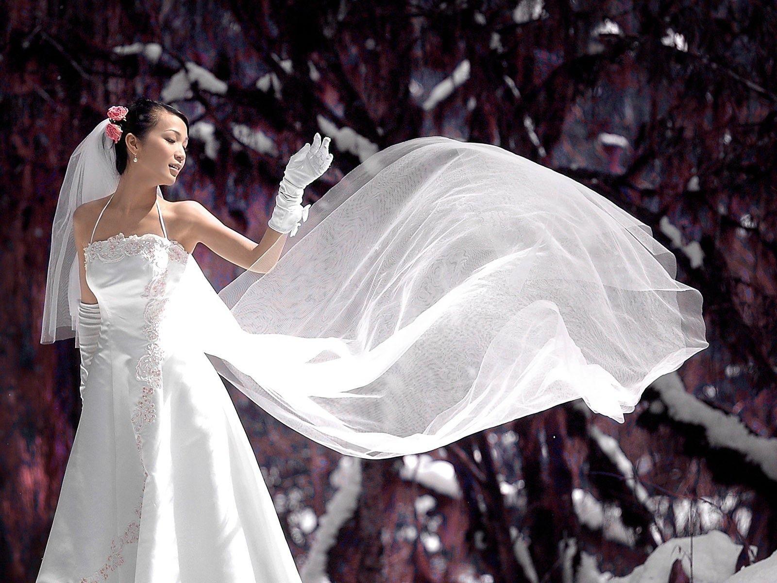 1600x1200 Bride in wedding dress in the snow Desktop wallpaper 1600x1200