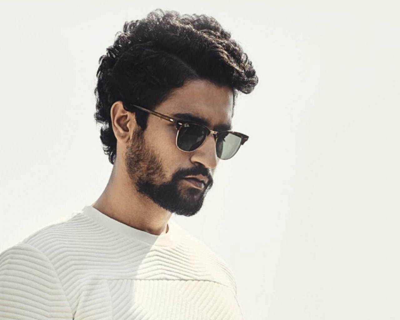 1280x1024 Free download Vicky Kaushal Wallpaper HD Background Image Pics