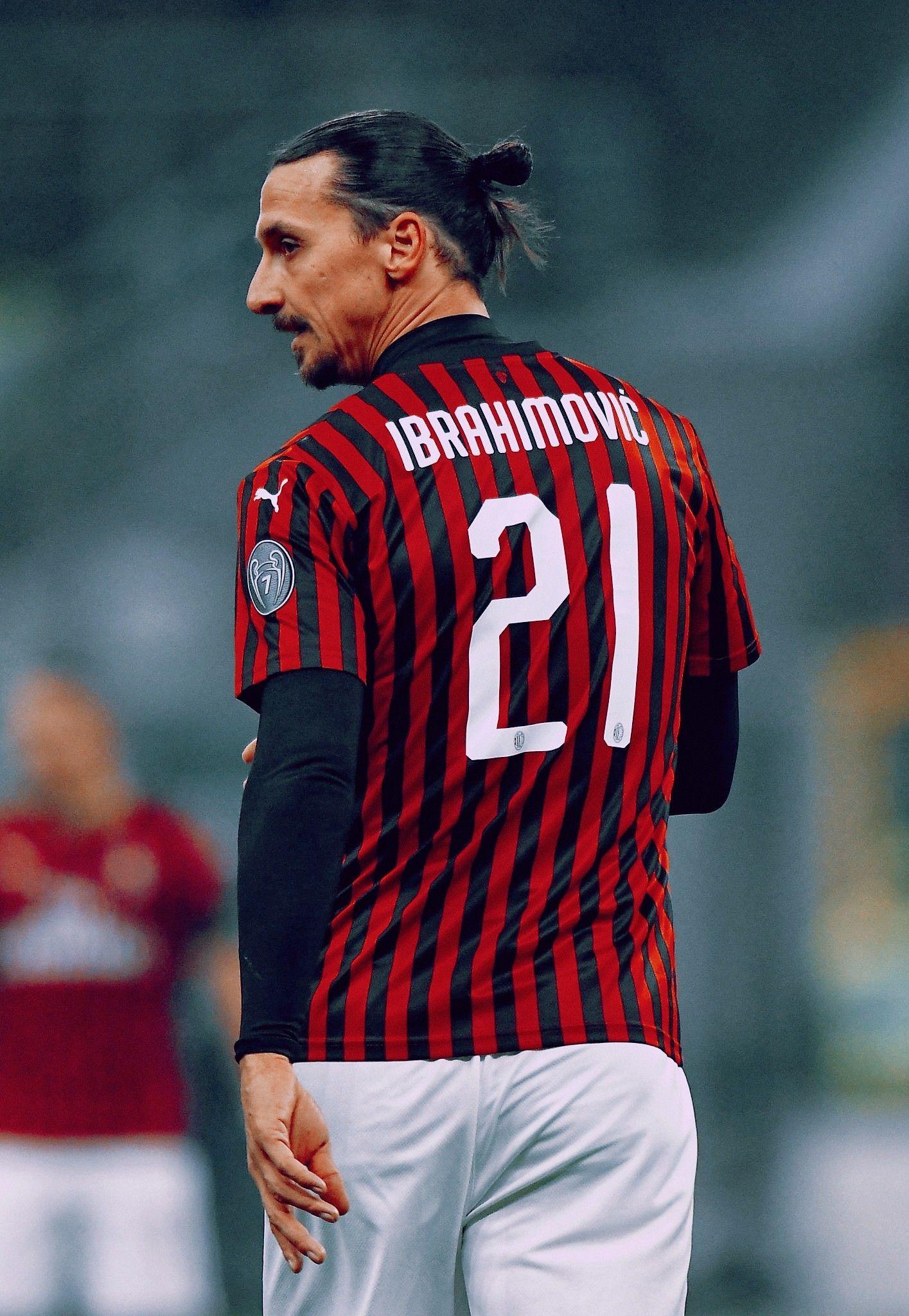 1415x2048 Zlatan em 2020. Camisa de futebol, Futebol