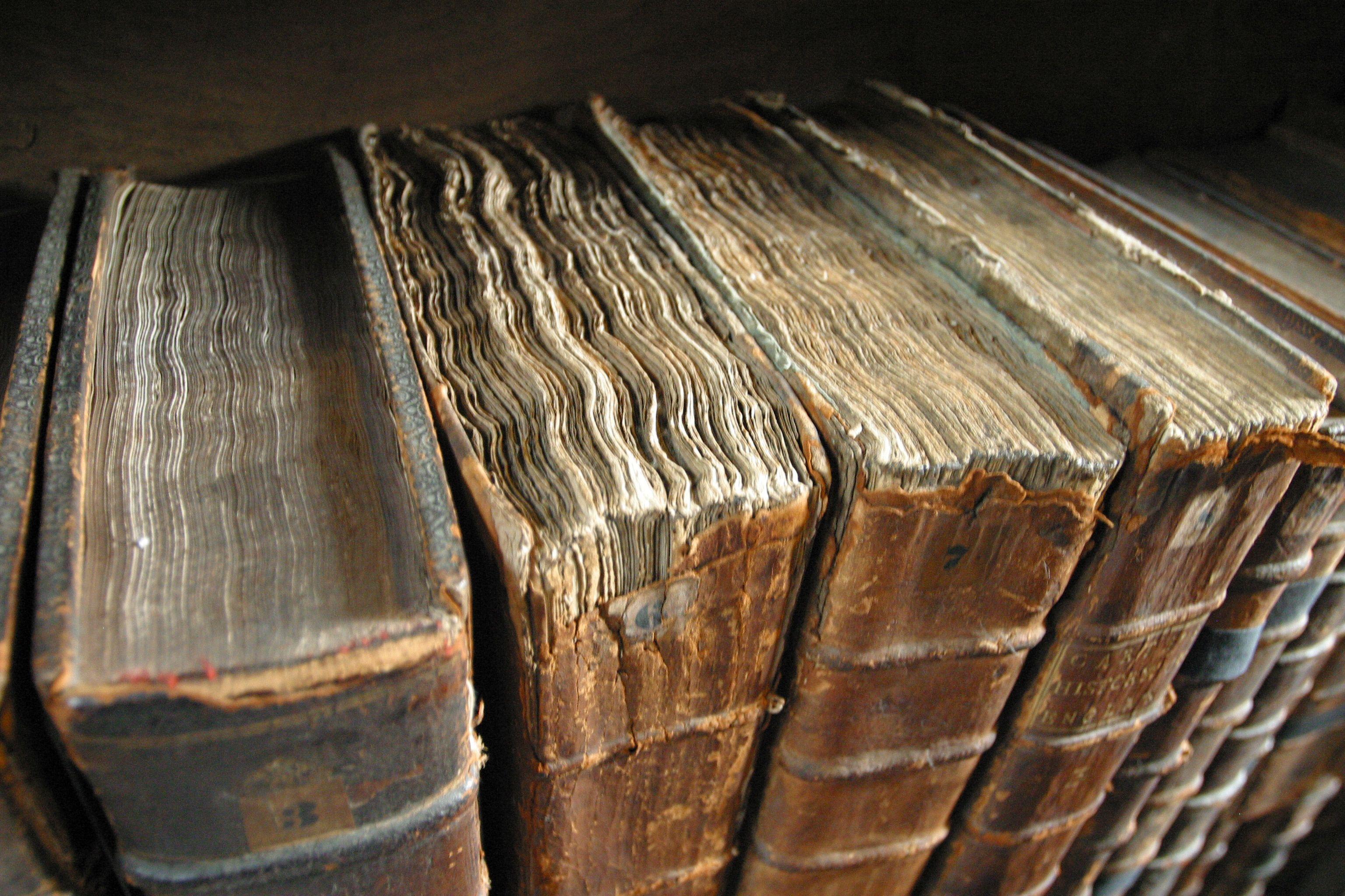 3072x2048 Old Books Wallpaperx2048