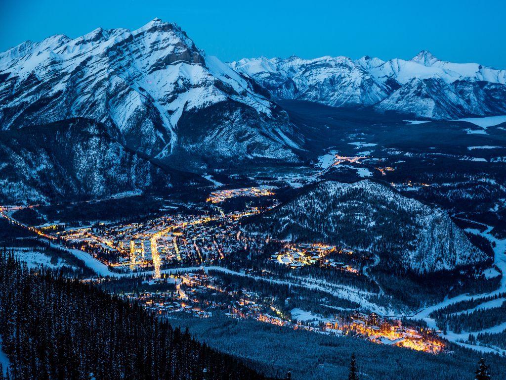 1024x768 Download wallpaper 1024x768 banff, canada, night, mountains