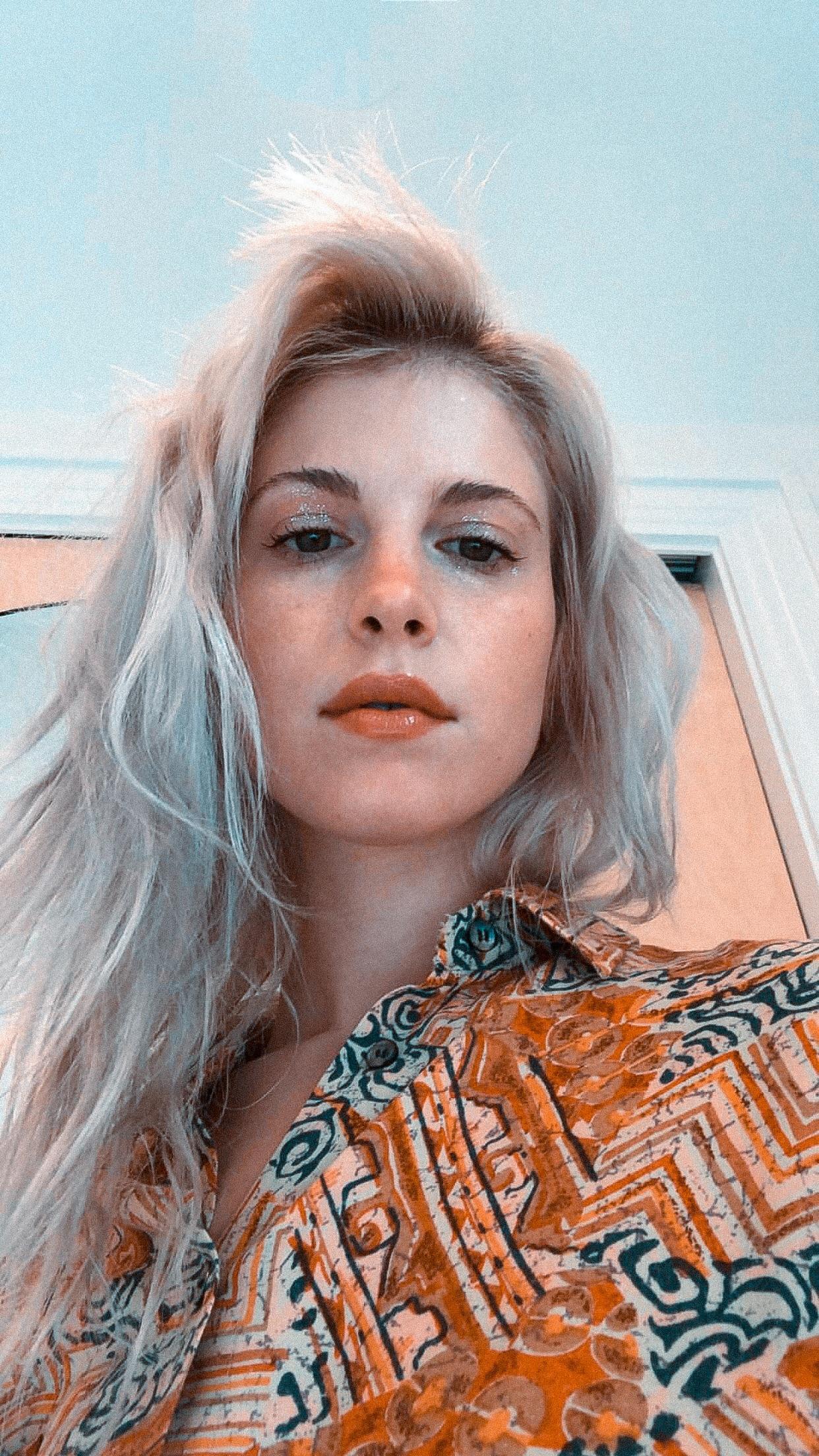 1242x2208 Edited one of Hayley's ig posts for a wallpaper :) enjoy