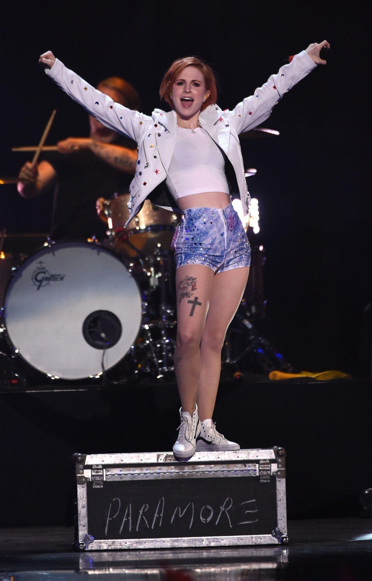 1280x1998 Hayley Williams iPhone Wallpaper