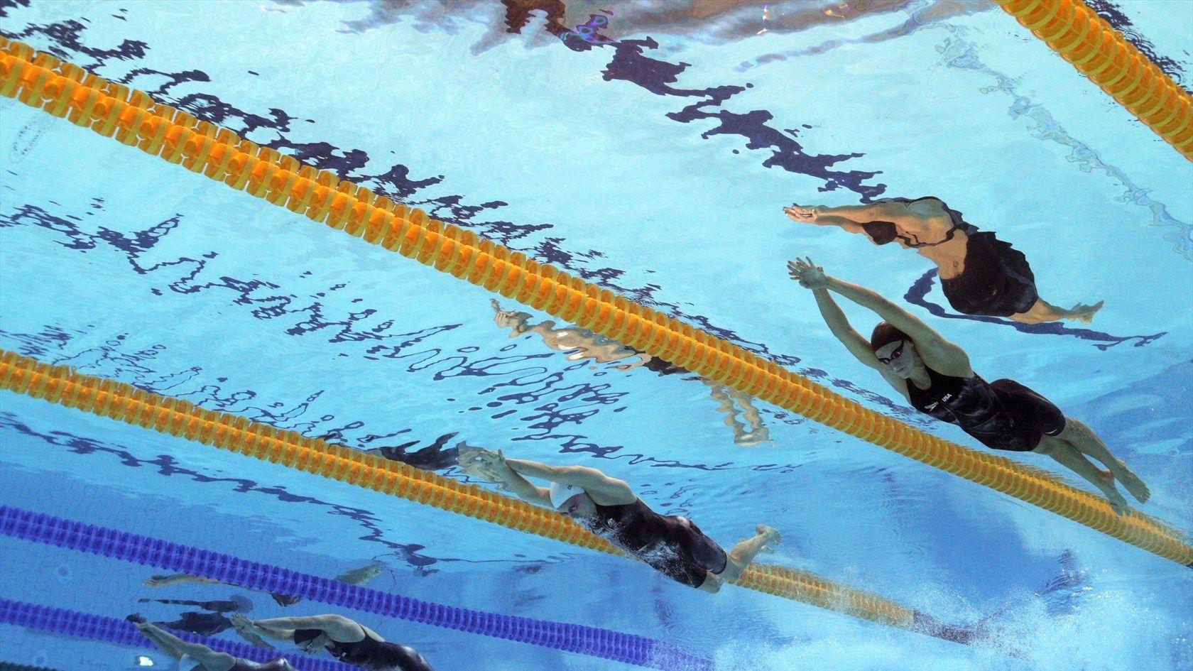 1680x945 HD Swimming Wallpaper