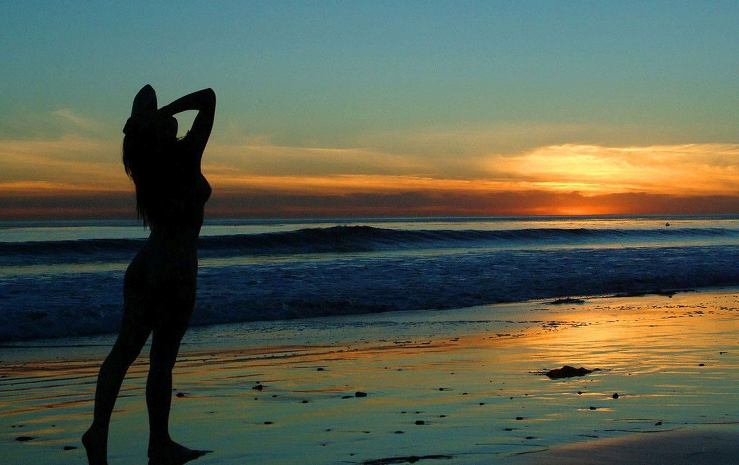 2560x1610 Sad sea woman sunset wallpaperx1610