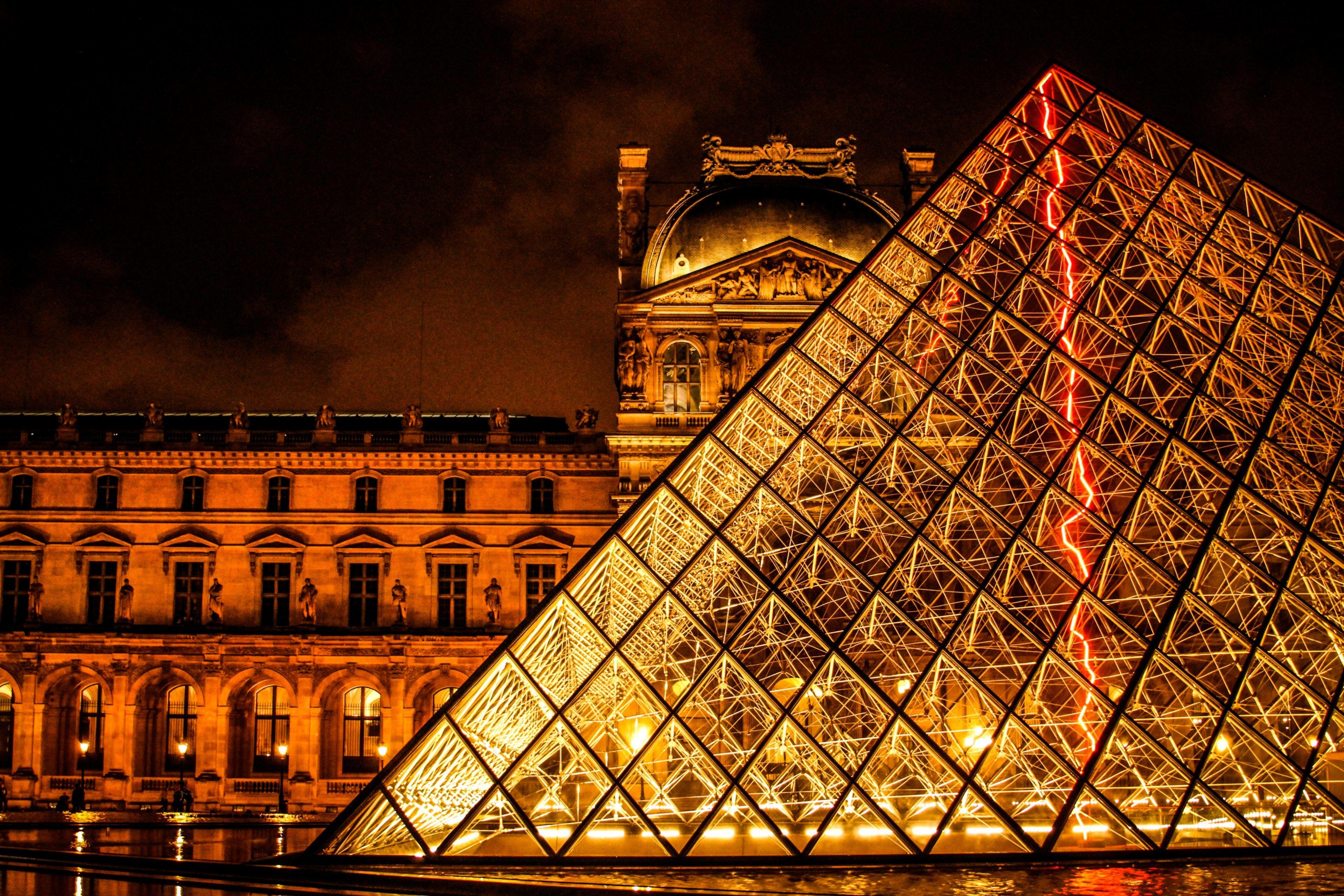 3840x2560 the glowing pyramid in front of the louvre museum at nightbright