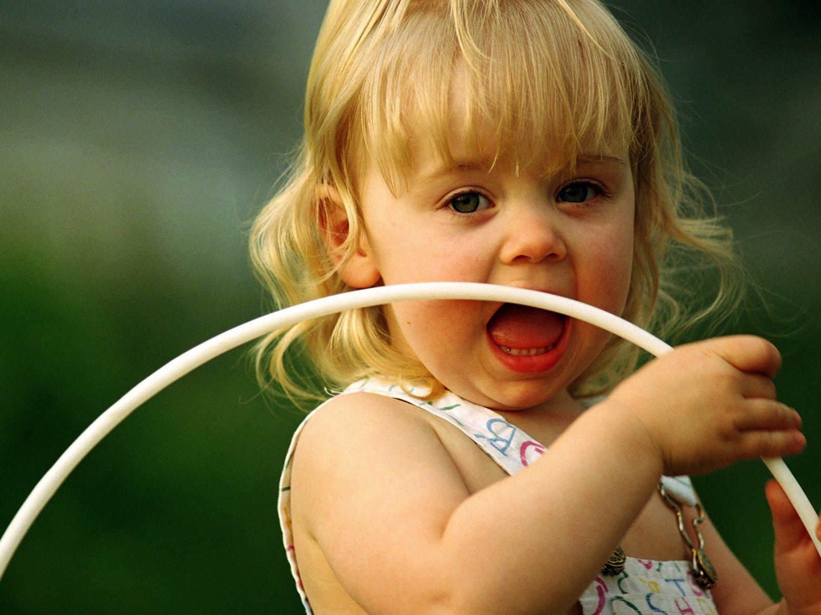 1600x1200 Cute Little Girl