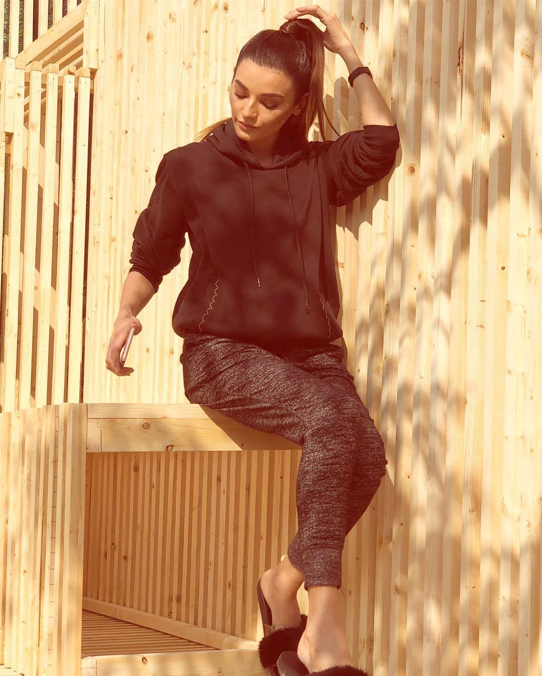 1080x1345 Sadia Khan's Feet << wikiFeet