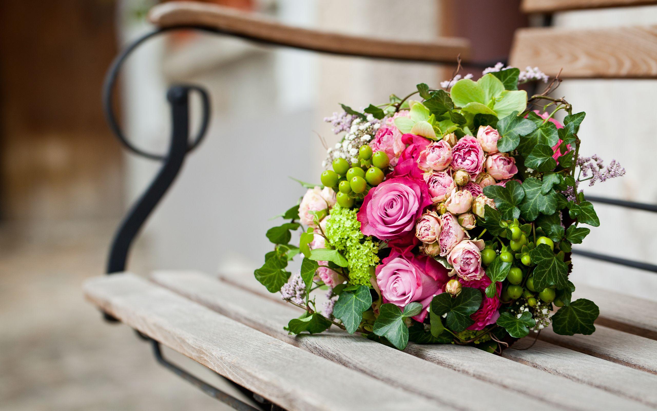 2560x1600 Pink flowers bouquet leaves roses bench bokeh wallpaper