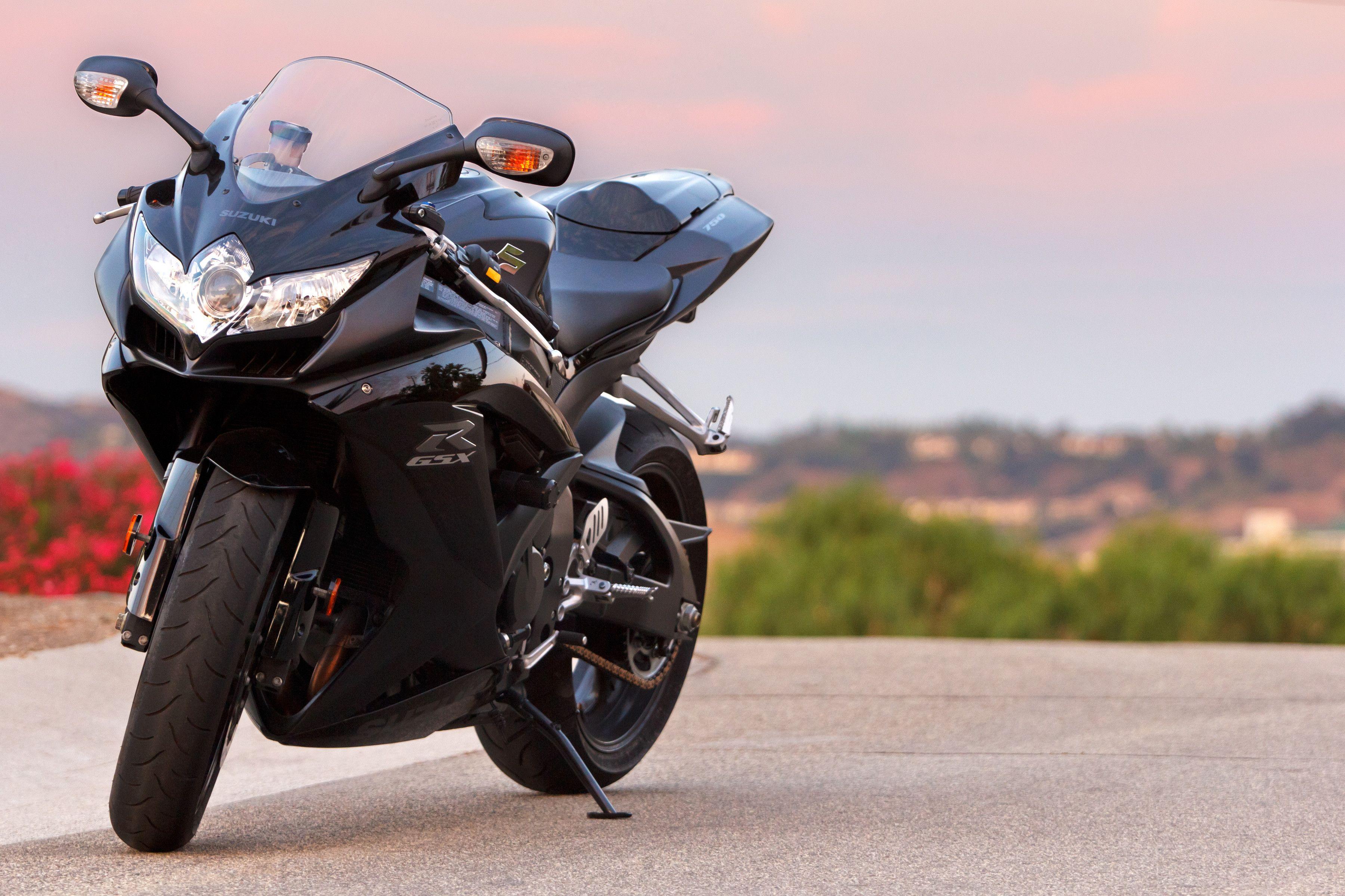 Фото мотоцикла. Suzuki GSX-R 750 черный. Suzuki GSXR 750 Black. Мотоцикл GSXR 750 черный. Suzuki GSX R 750 обои.