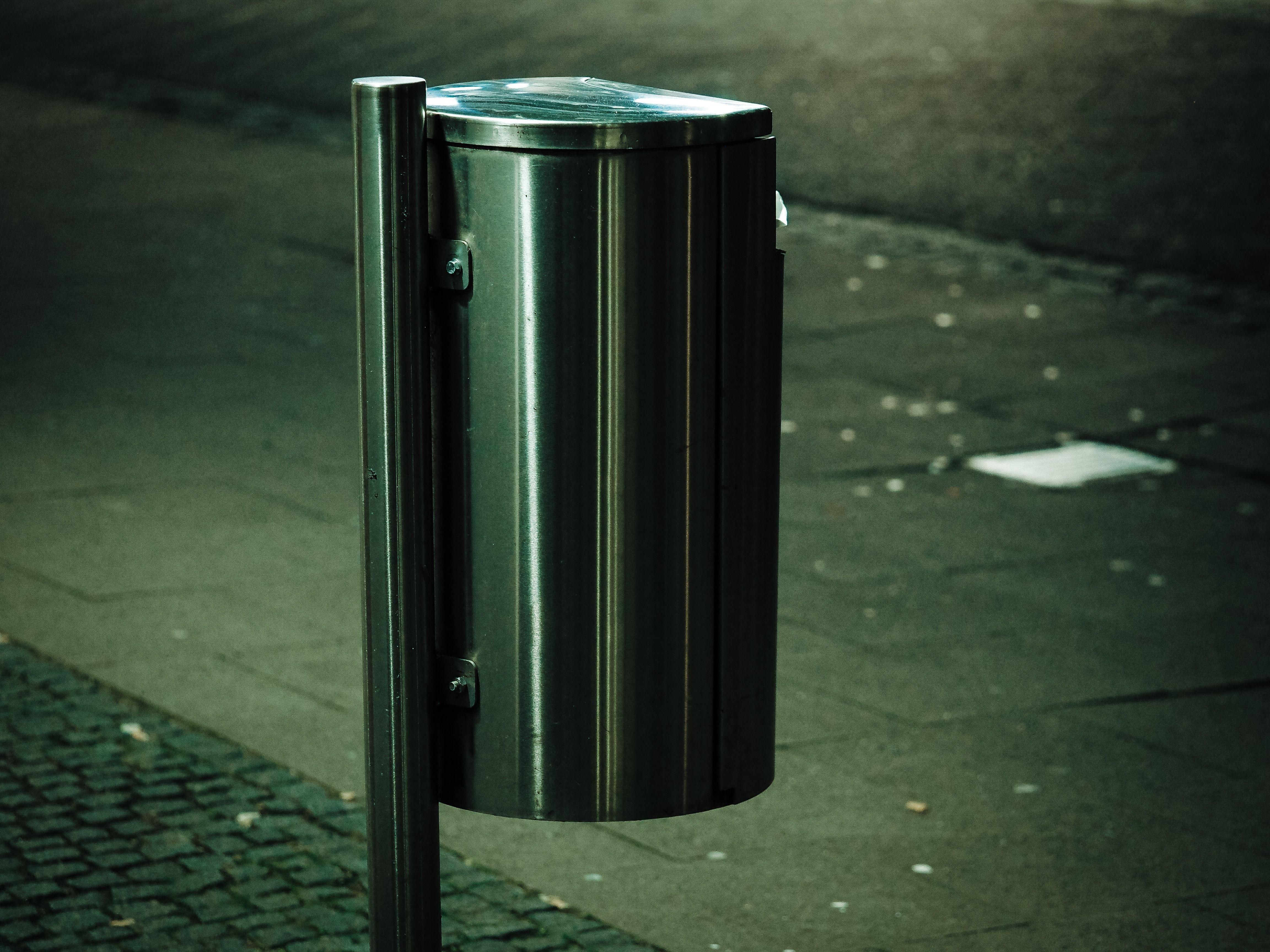4608x3456 stainless steel cylindrical trash bin free image