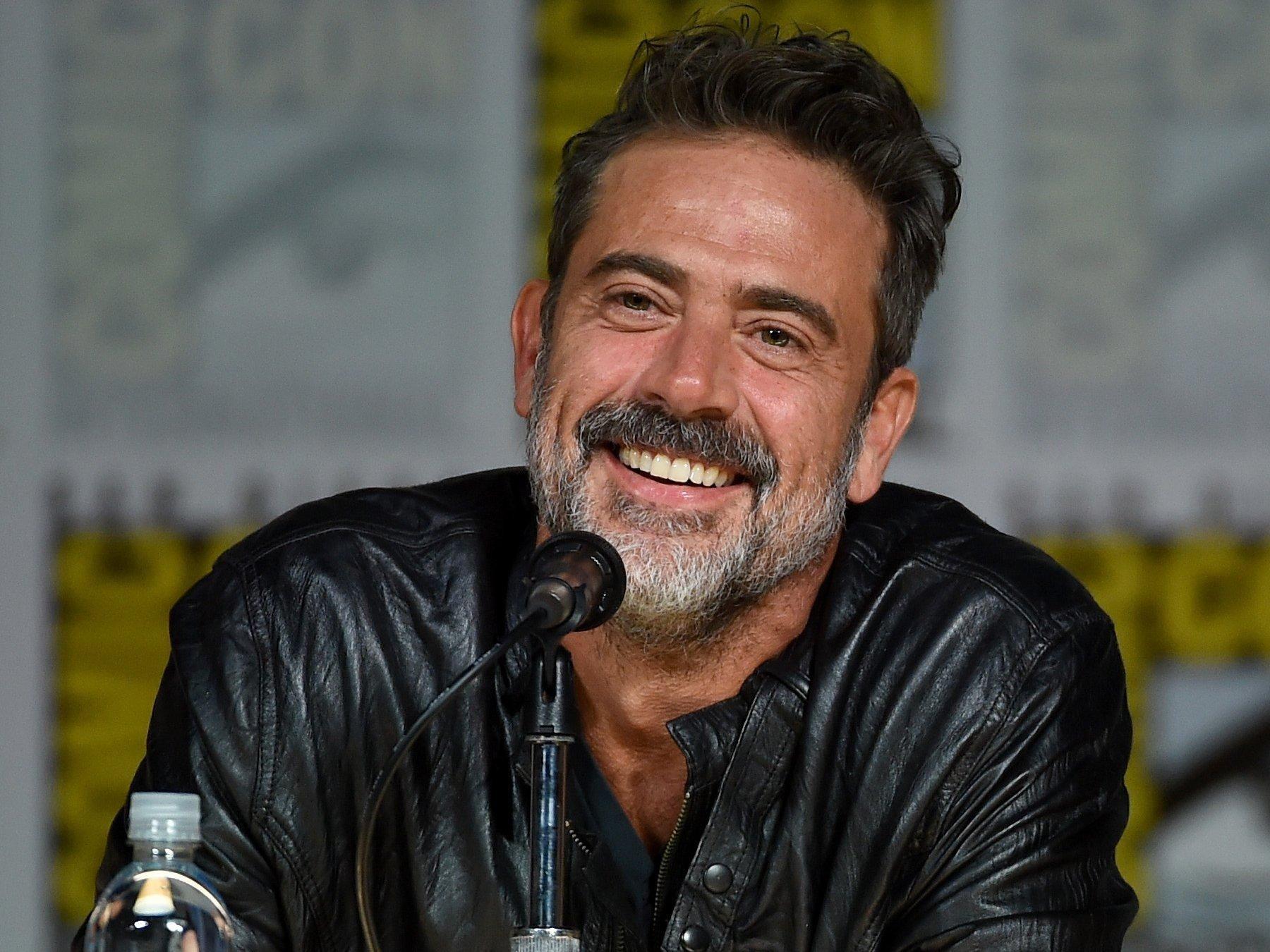 1800x1350 wallpaper jeffrey dean morgan, actor, smile, microphone HD : Widescreen : High Definition