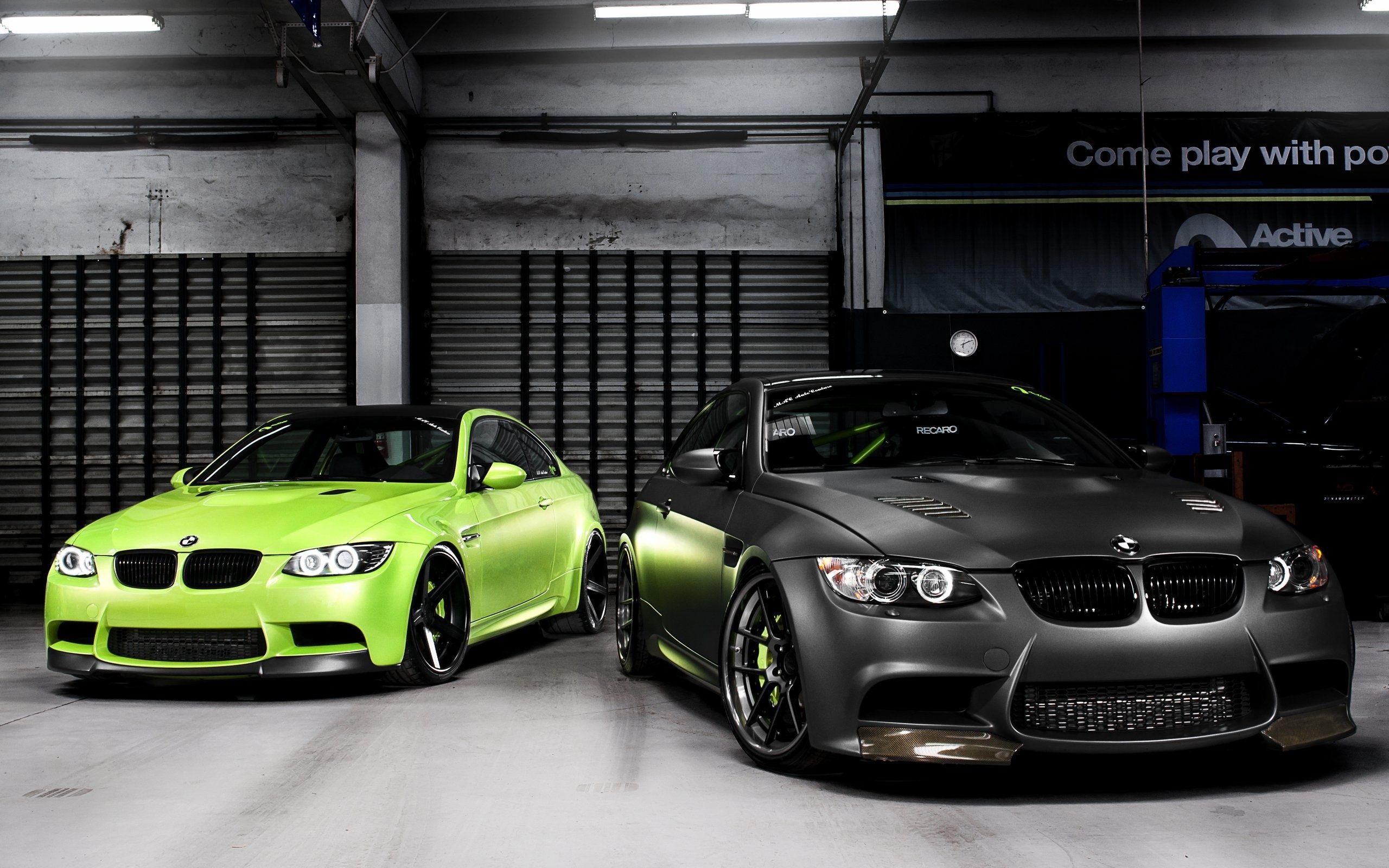 2560x1600 Green Car Wallpaper