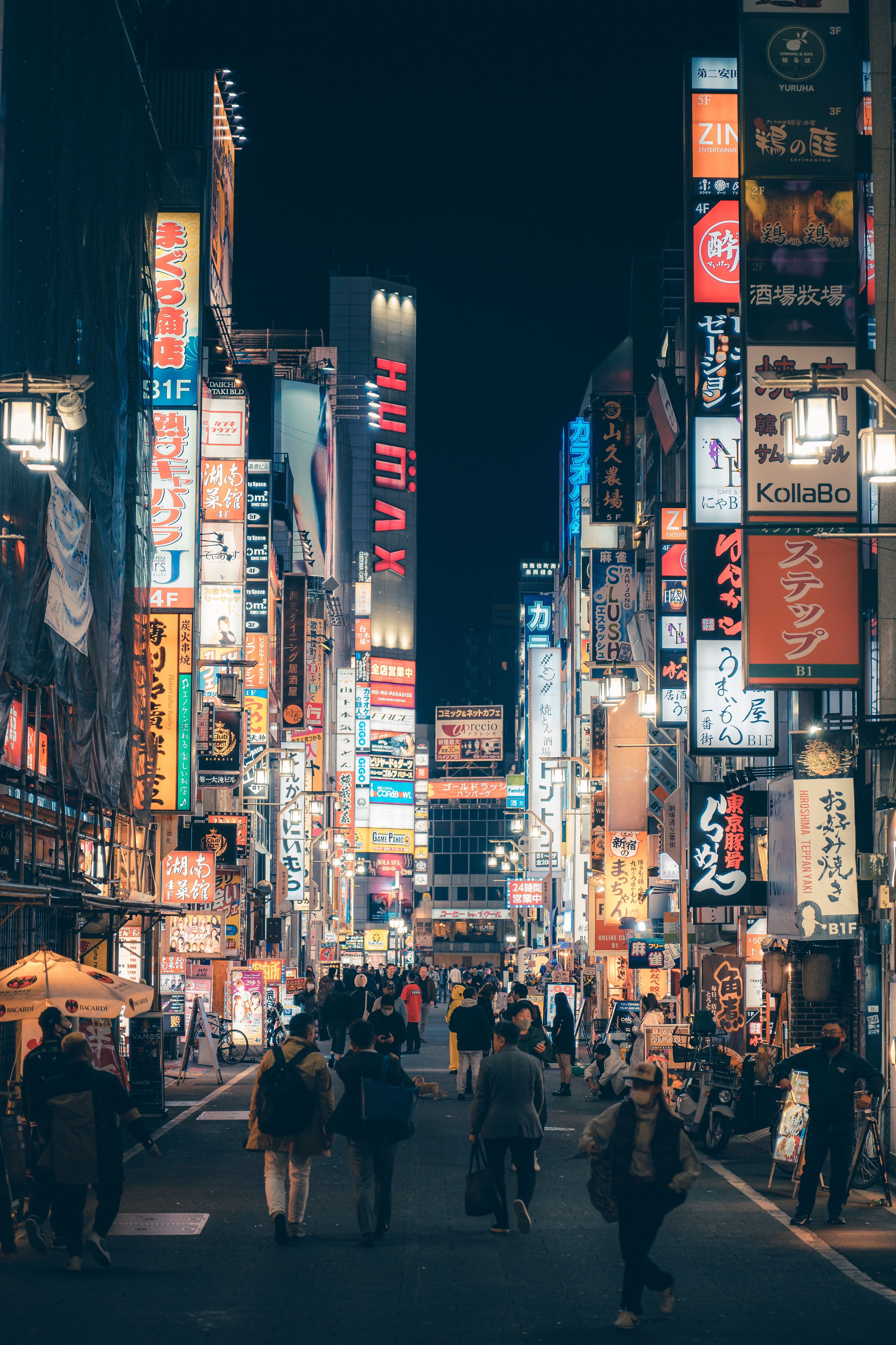 4000x6000 City Street at Dusk in Japan · Free