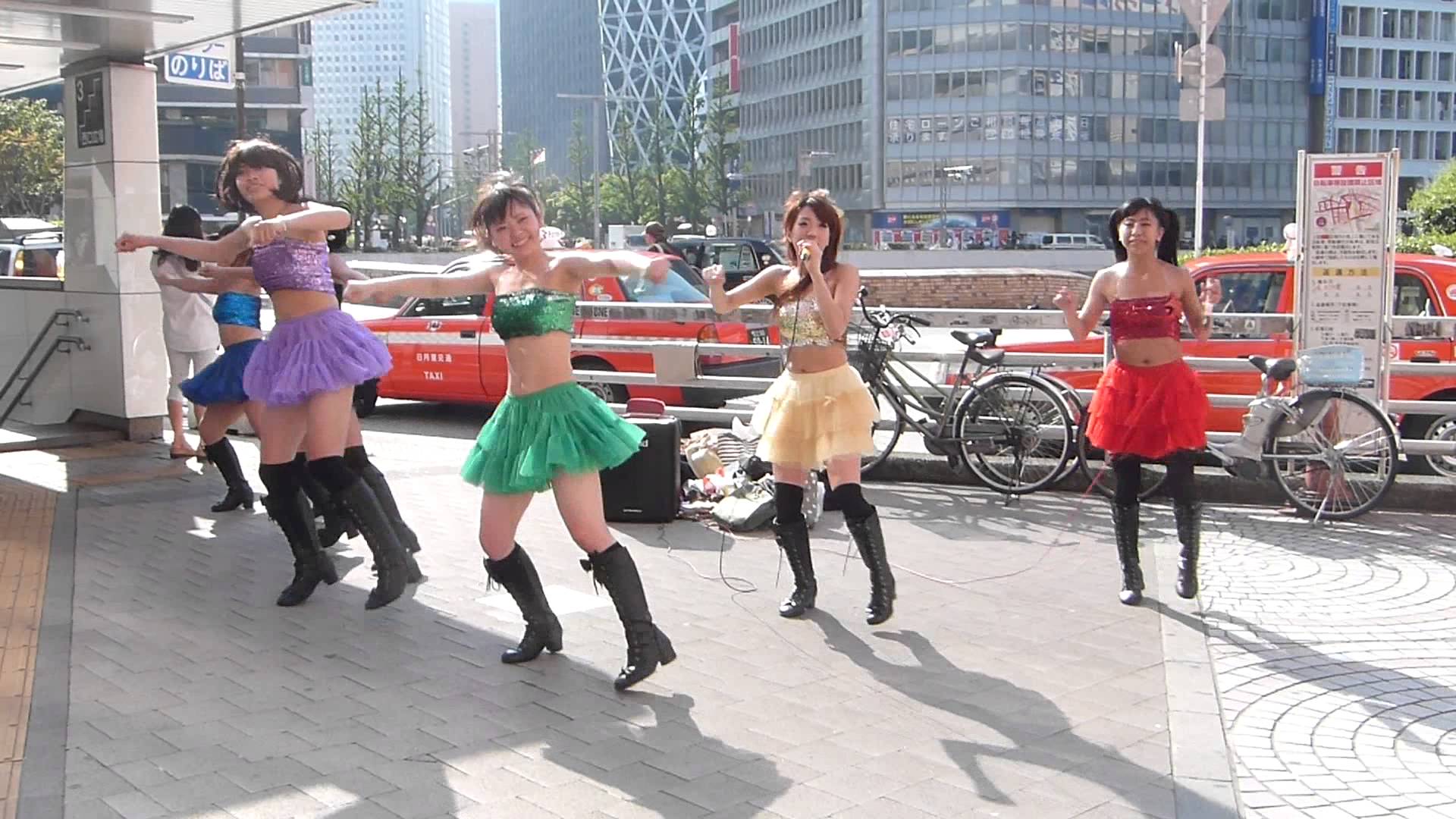 1920x1080 Japanese girls band singing in tokyo street