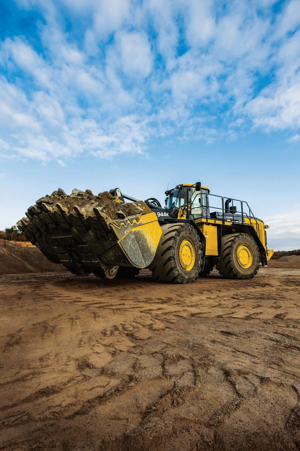 1000x1501 John Deere revamps 944K Hybrid Wheel Loader with Final Tier 4 Engine technology
