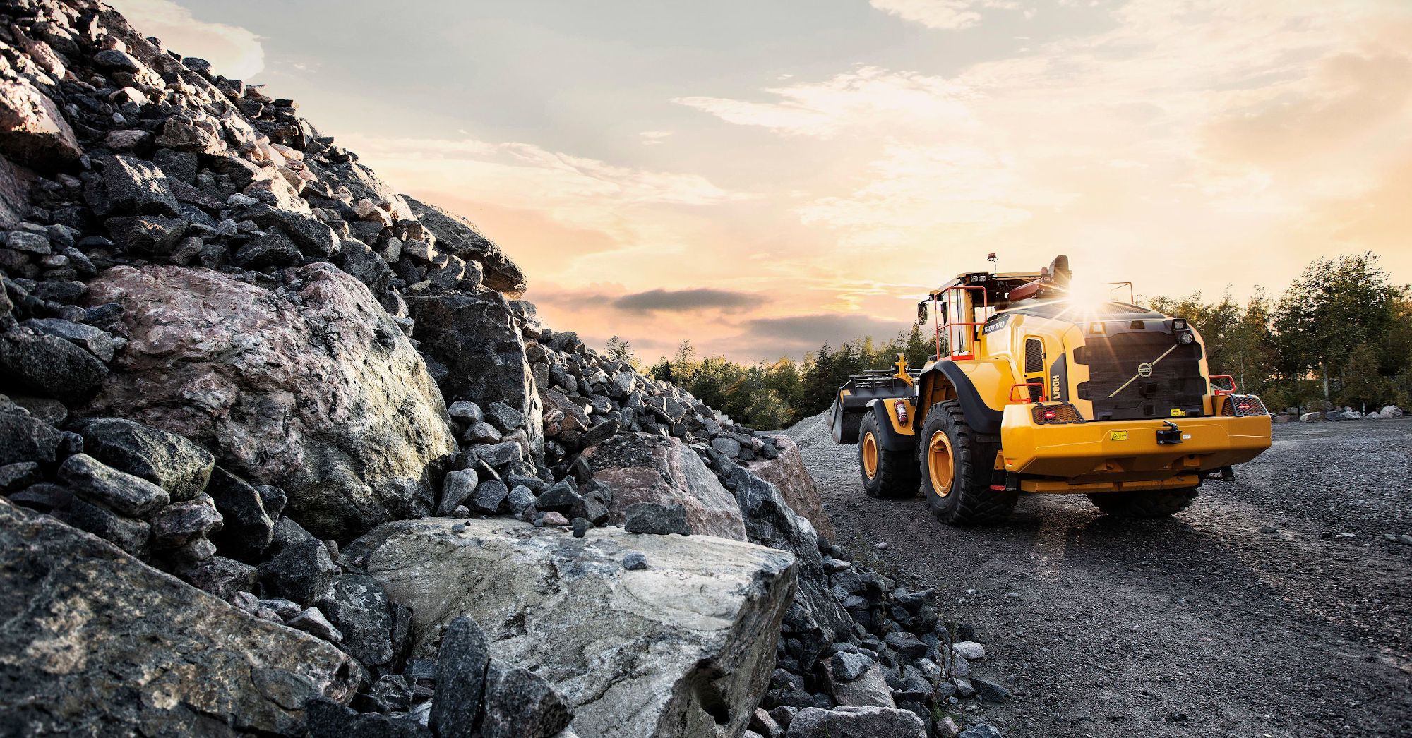 2000x1046 VOLVO WHEEL LOADERS (series)