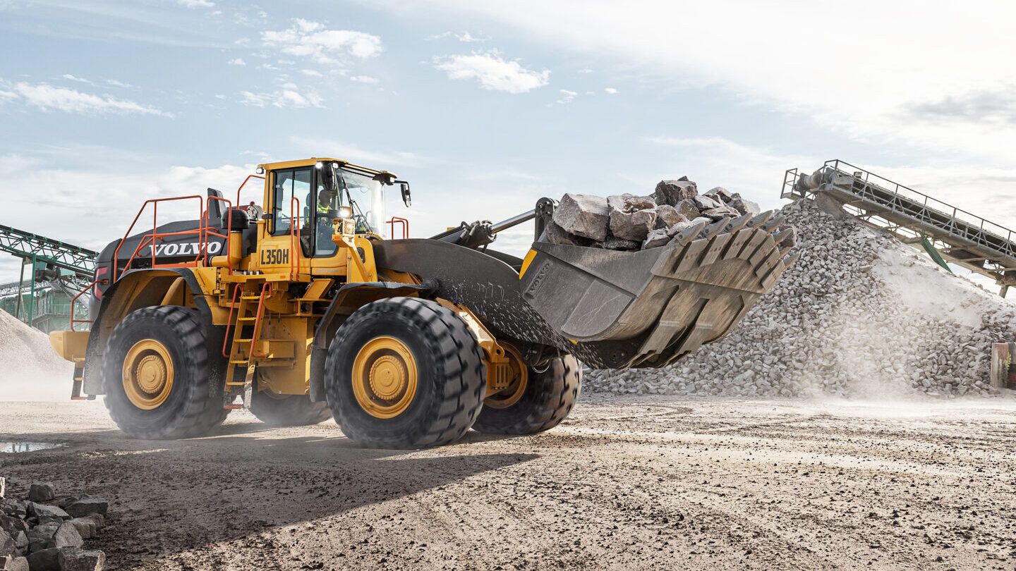 1440x810 Excavator or wheel loader? Here's how to select the right tool for feeding your crusher