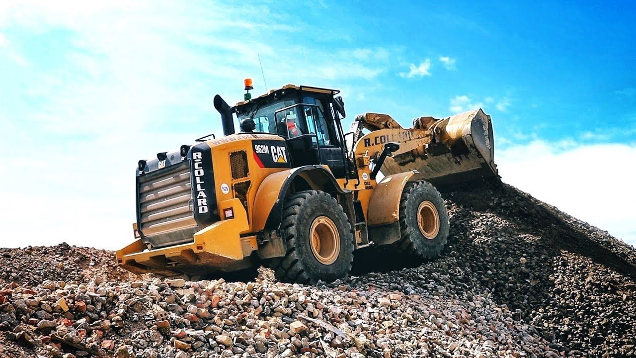 1280x720 Caterpillar 962M Wheel Loader in action!