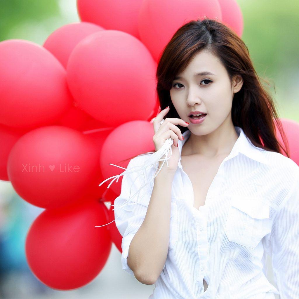 1024x1024 Pink balloons iPad Wallpaper Free Download