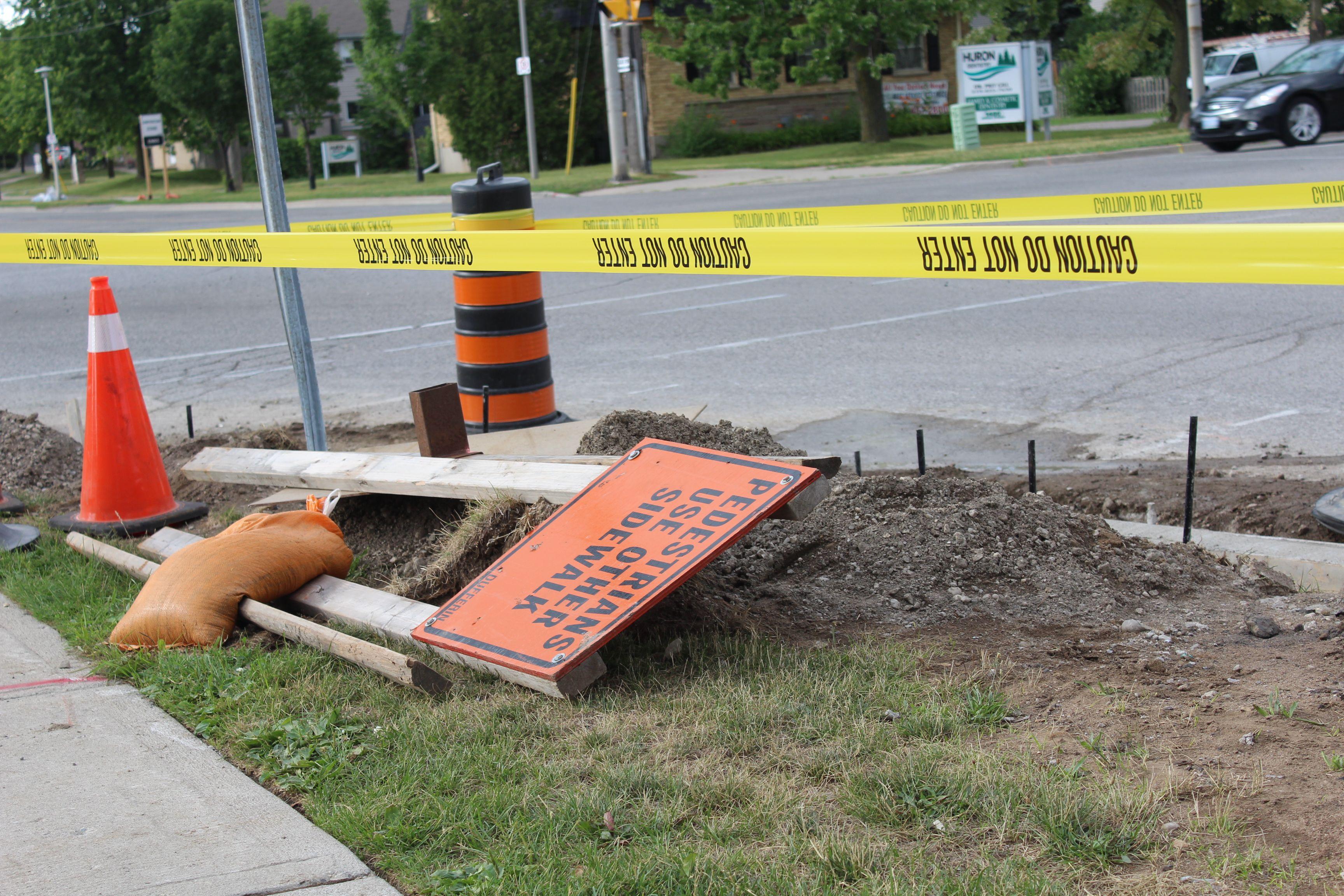 3456x2304 Free of caution tape, construction, dirt