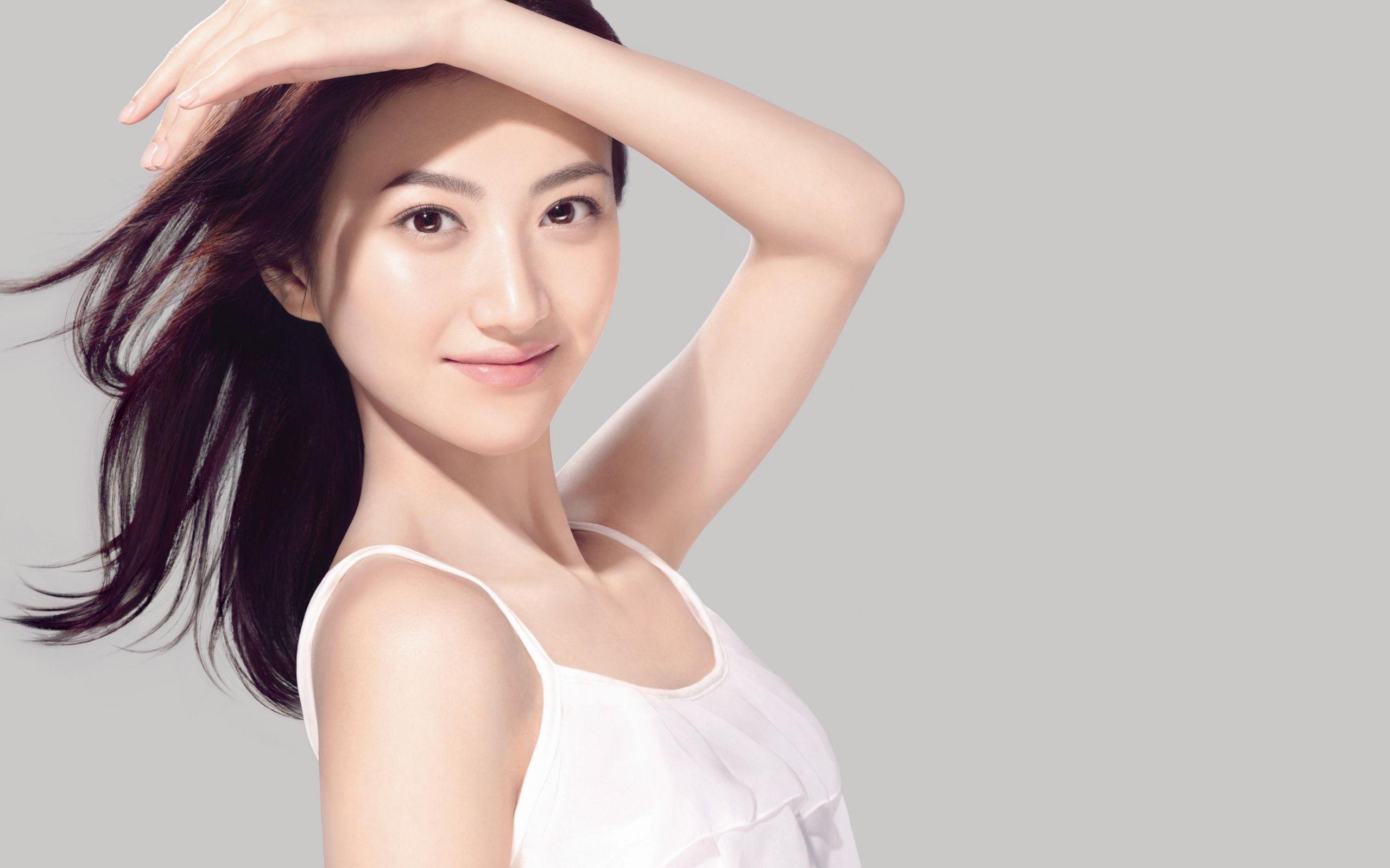 2560x1600 Actress Jing Tian in a white dress photo on a gray background