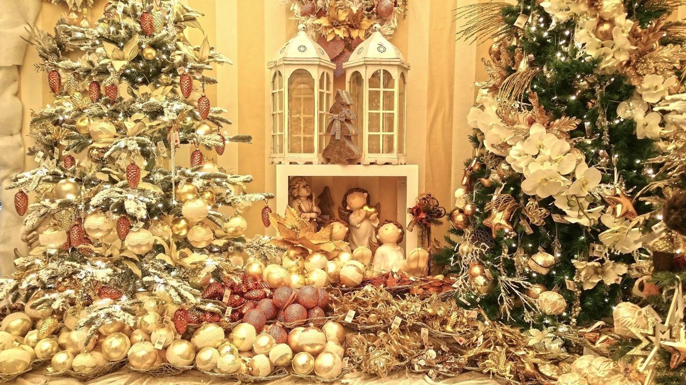 1366x768 Christmas Tree wallpaper 1366x768 (laptop) desktop background