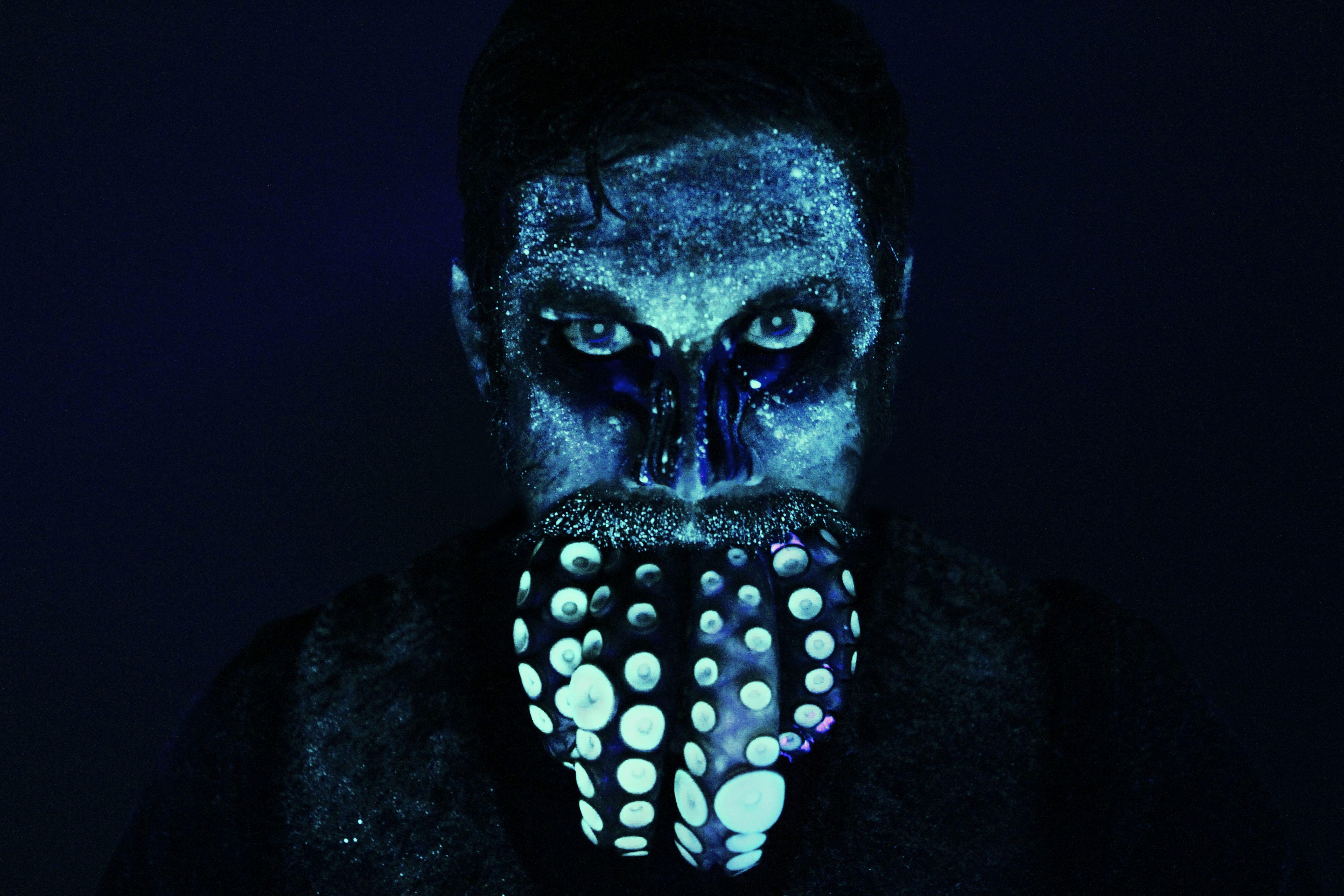 5184x3456 Black Light Burns Wallpaper. August
