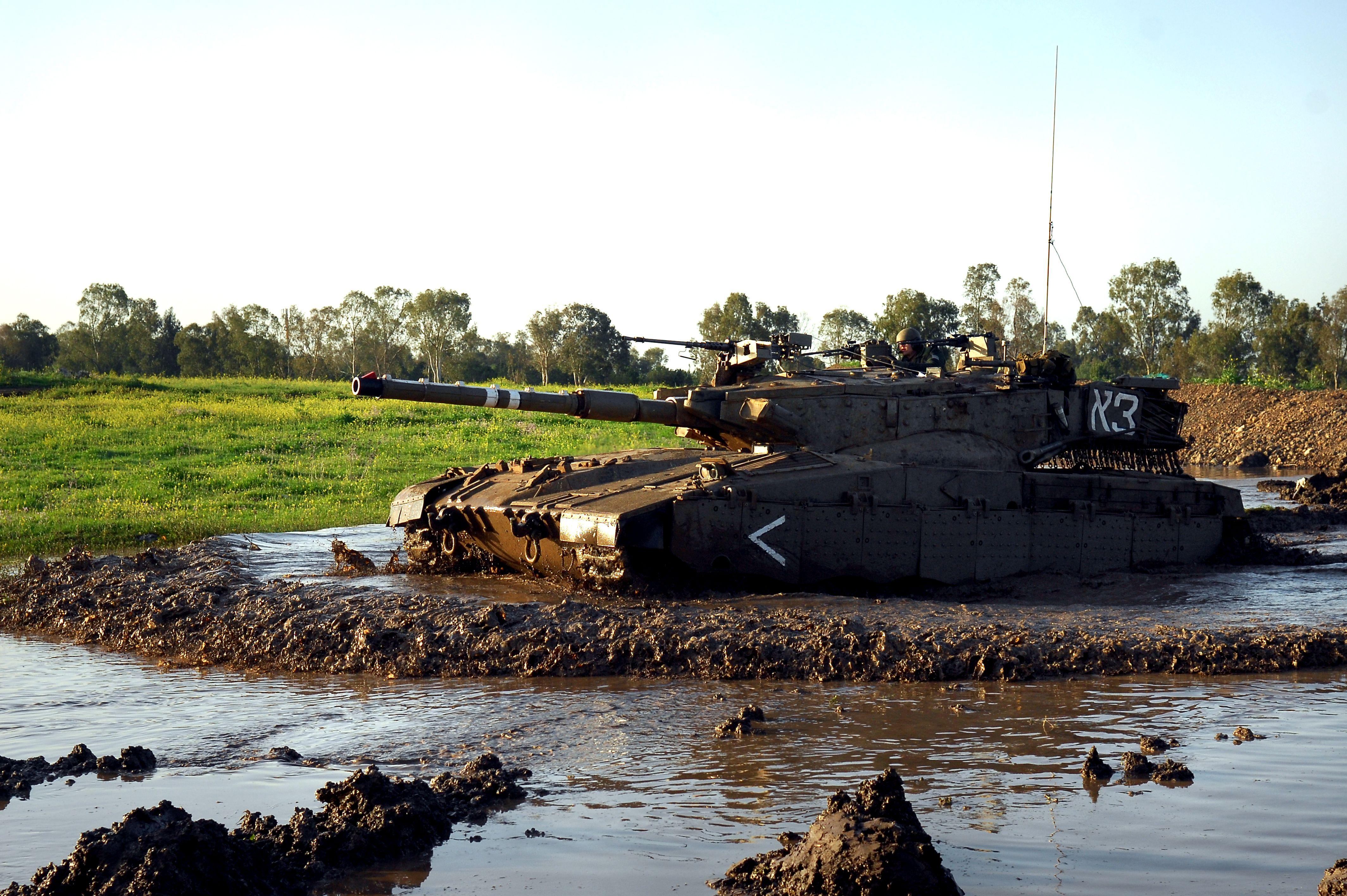 Танк утонул. Израильский танк Меркава. Танк в грязи. Утопленный танк. Военная техника в грязи.
