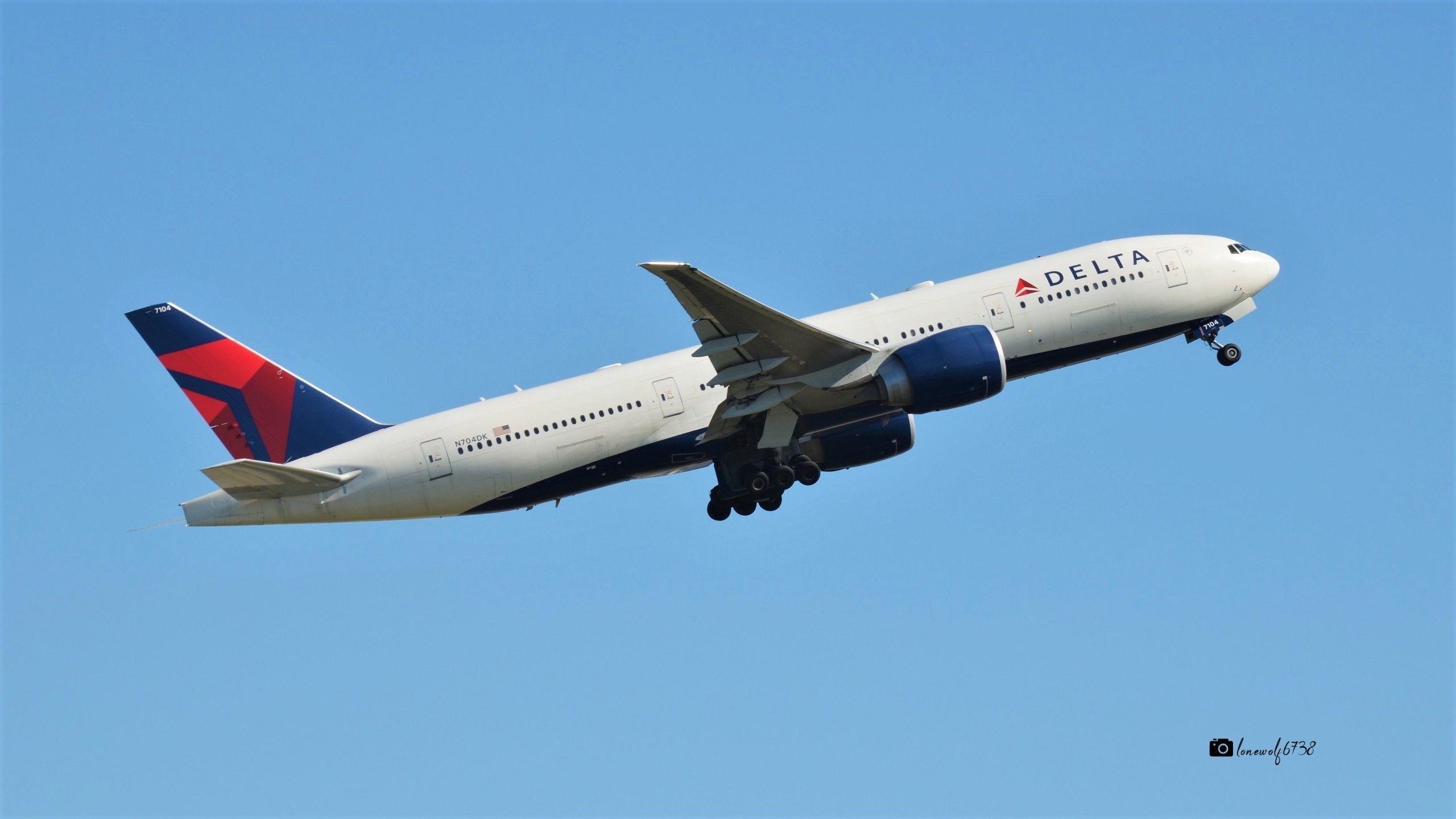 2560x1440 N704DK Delta Air Lines Boeing 777 232(LR) Over Sydney Airport HD Wallpaper