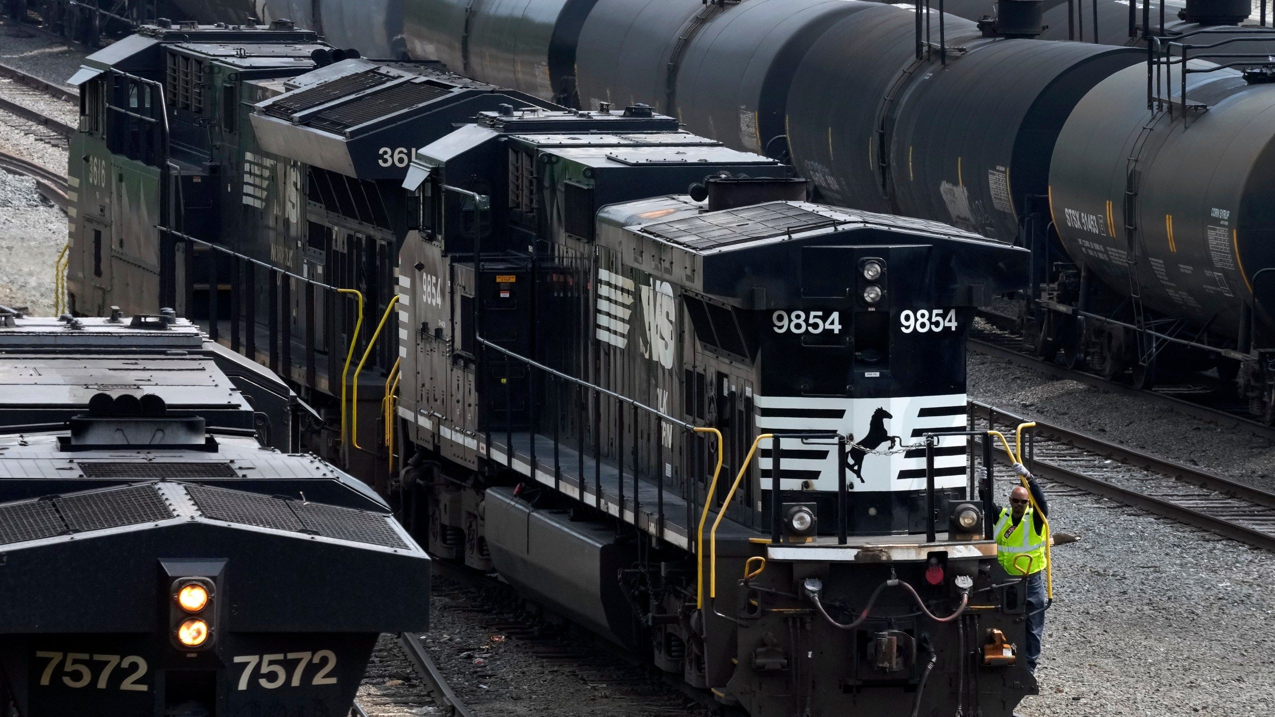 2560x1440 Investors trying to take control of Norfolk Southern railroad pick up key support. KRQE News 13