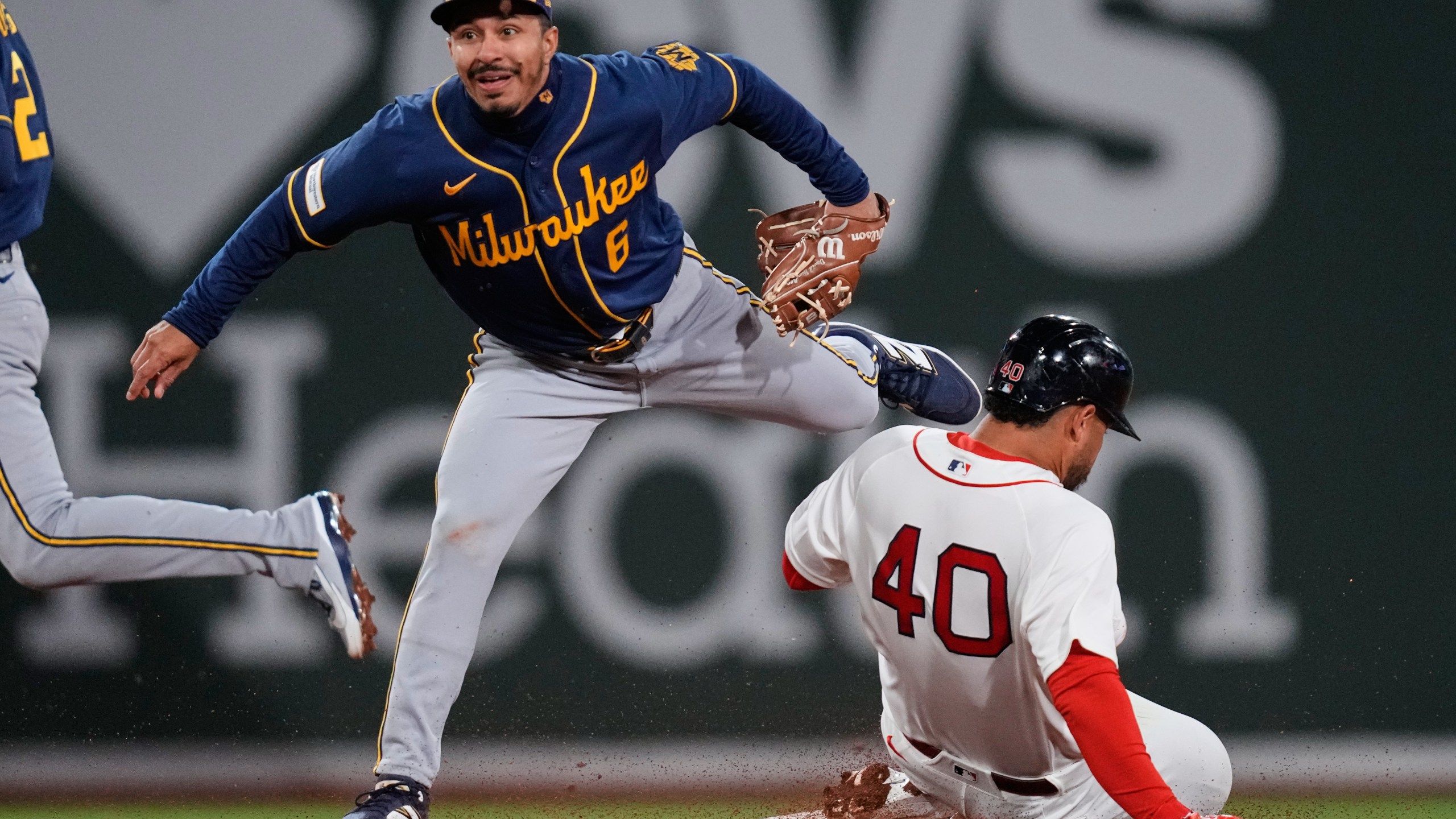 2560x1440 Willson Contreras warns Brewers if they hit him with another pitch he'll `take one of them out'