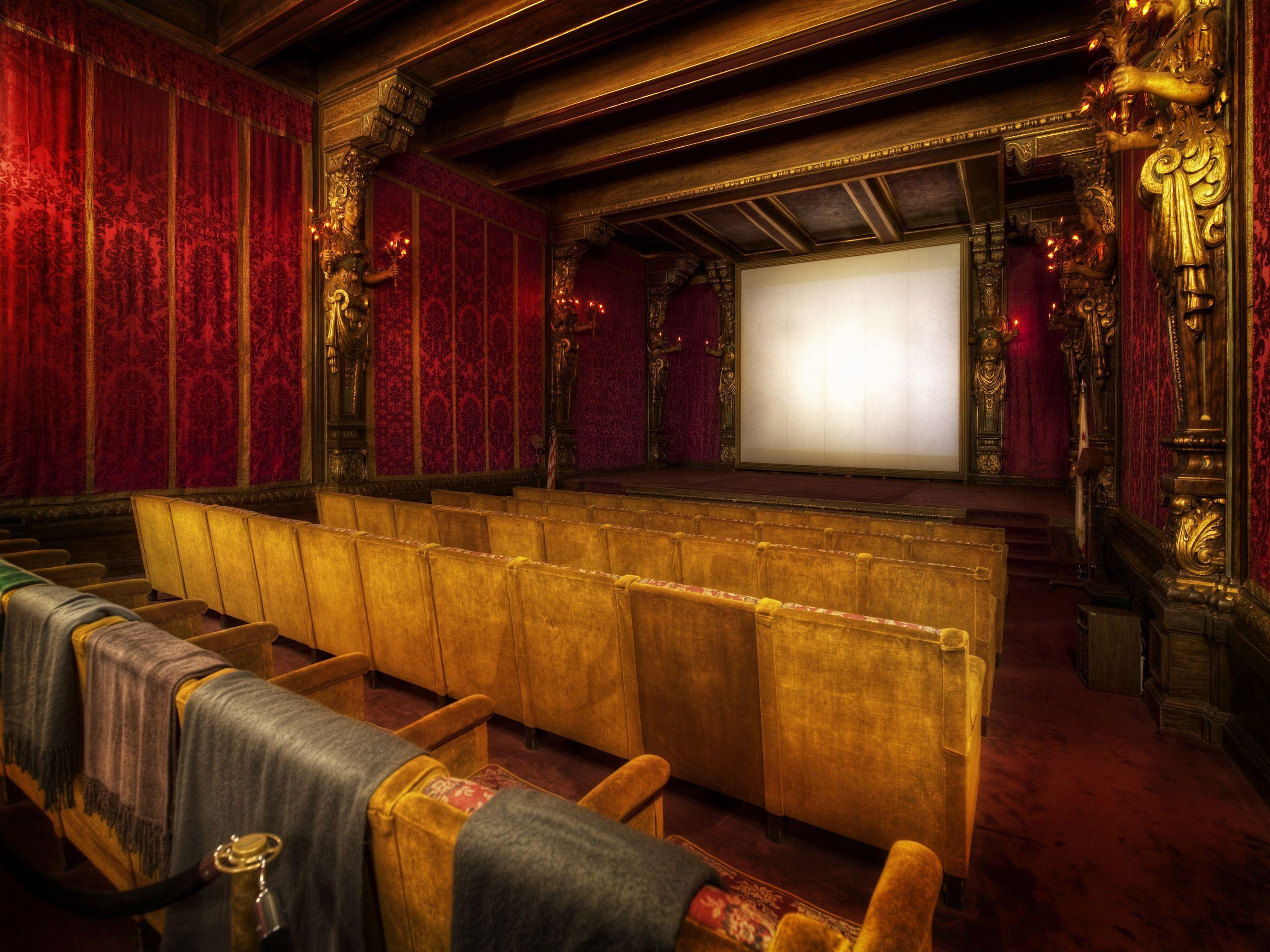 Theatre room. Hearst Castle интерьер. Интерьер театра. Старинный зал. Театральный стиль в интерьере.