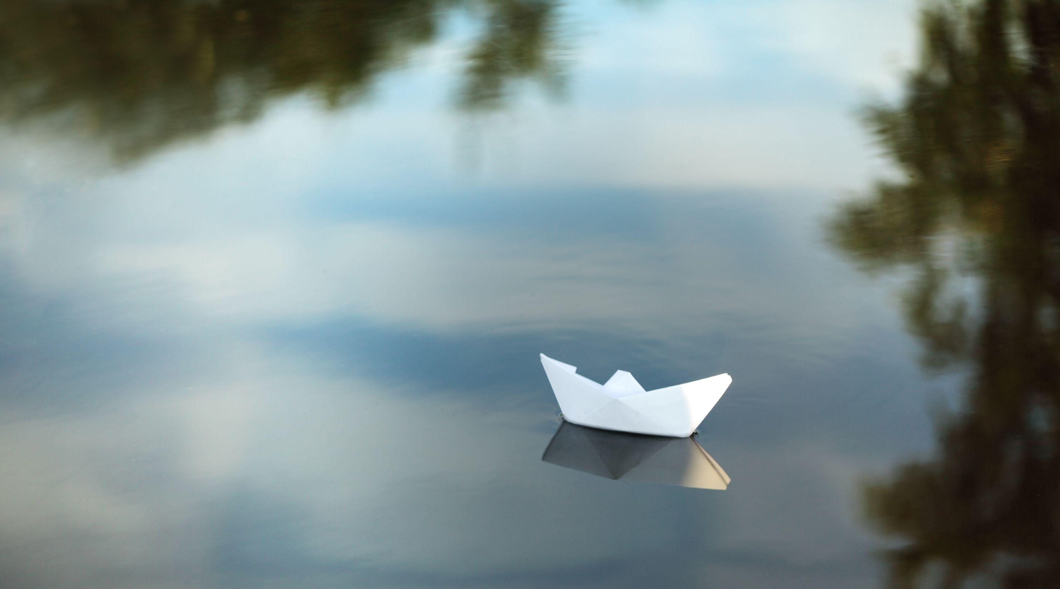 Кораблик из бумаги я по ручью пустил. Бумажный кораблик. Бумажный кораблик в реке. Бумажный кораблик в море. Бумажный кораблик на воде.