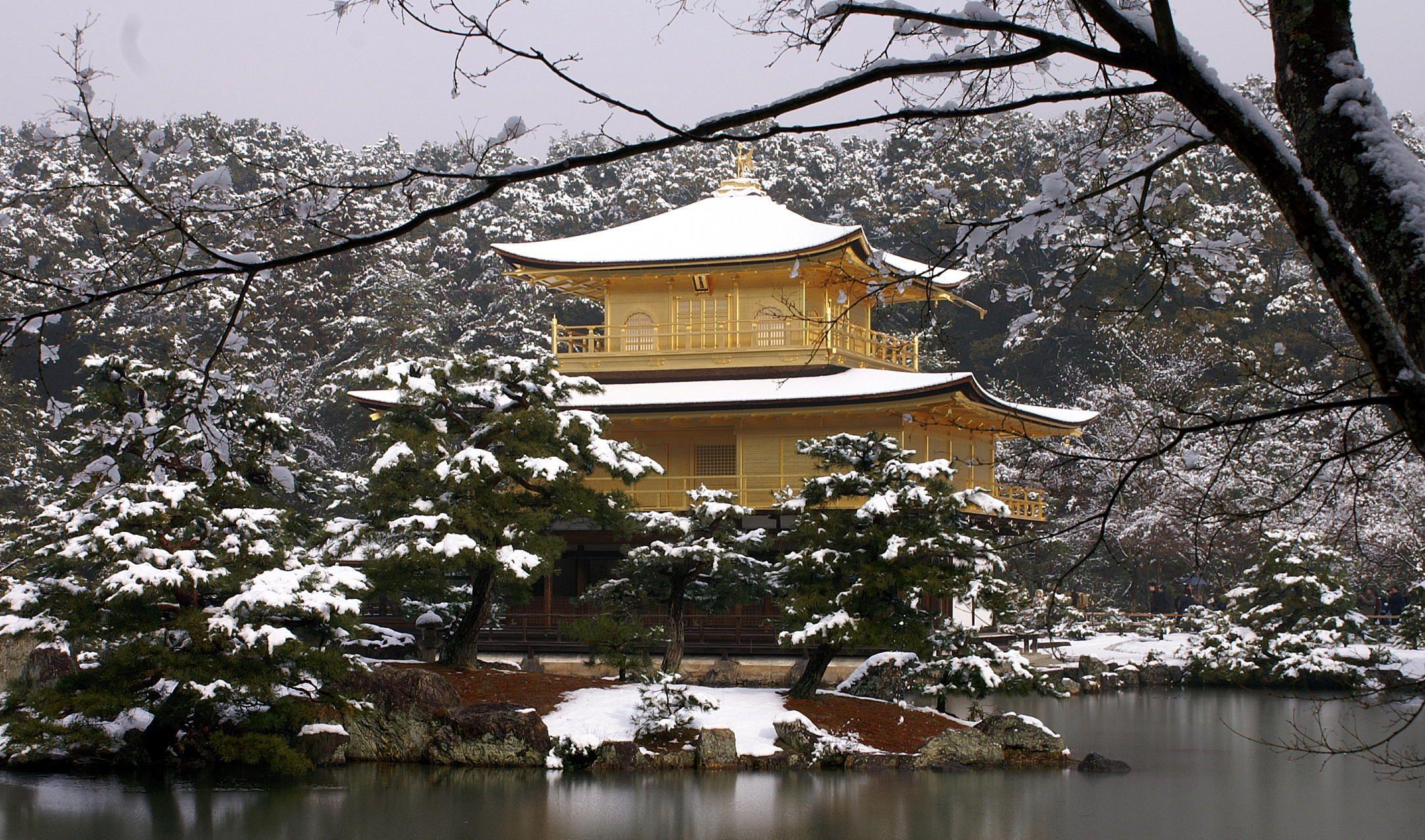 Winter japan. Кинкакудзи Япония. Пейзаж Японии храм Кинкакудзи в Киото. Кинкакудзи и Сакура. Храм Кинкаку-дзи осень.