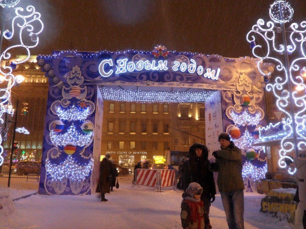1024x768 Christmas market in St Petersburg, Russia