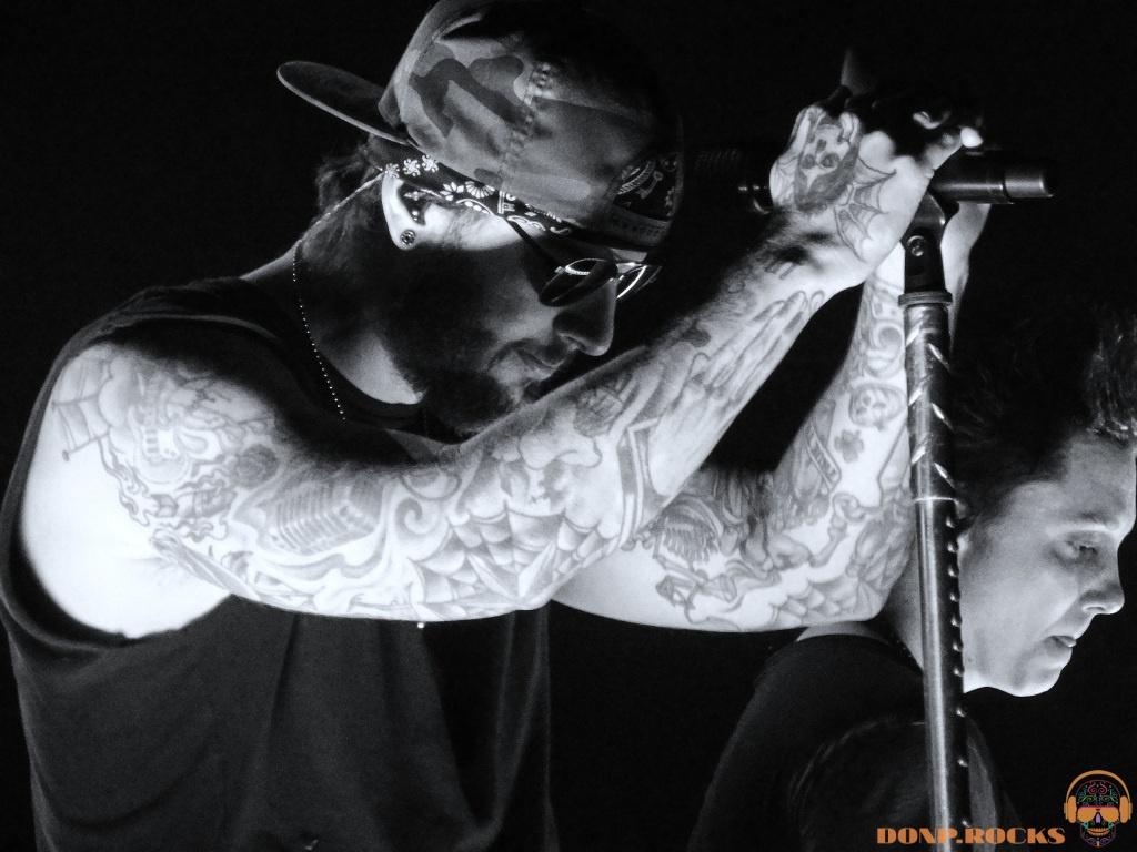 1024x768 M Shadows Wallpaper
