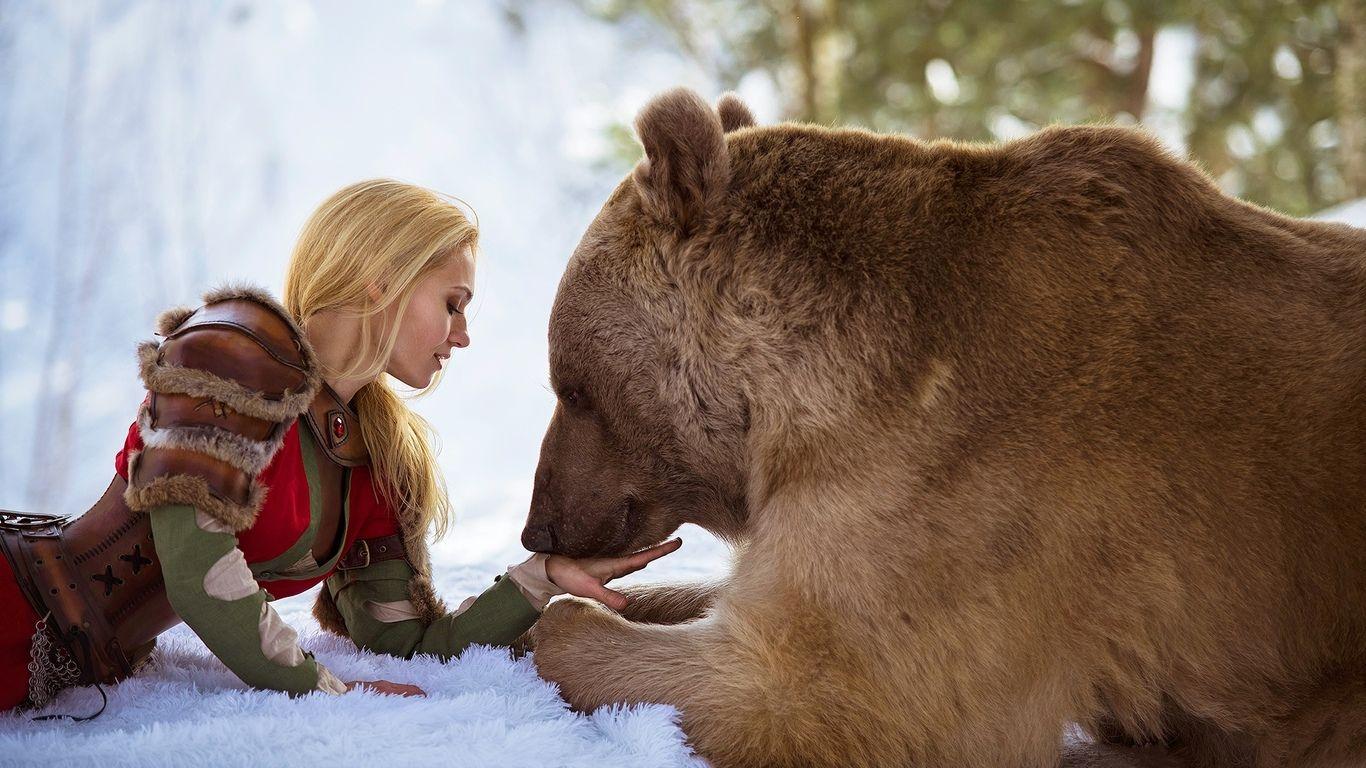 1366x768 Cosplay Bear Armor Costume Wild Girl 1366x768 Resolution