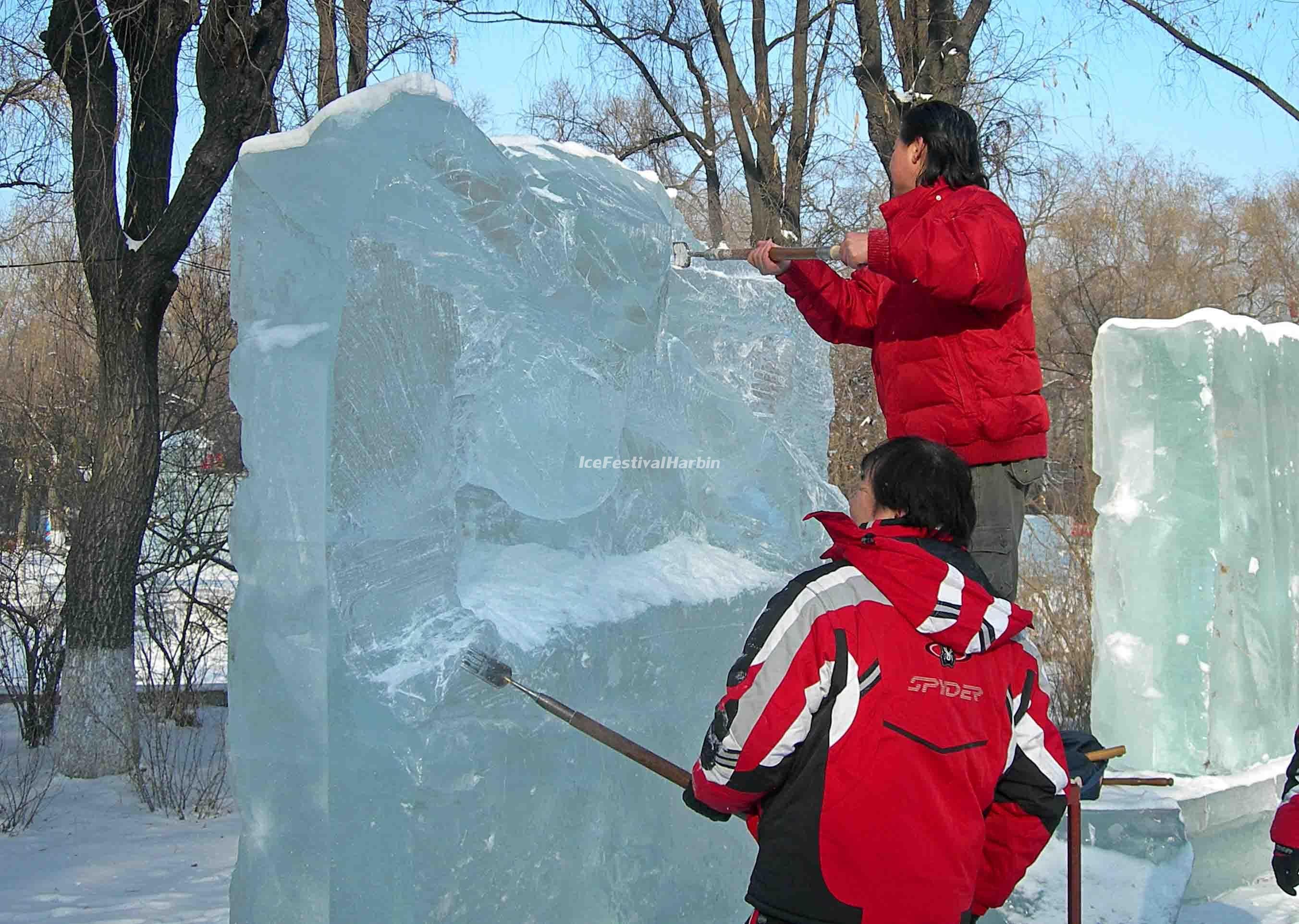 2704x1924 Sculptors Are Making Ice Sculptures in Harbin Ice Festival