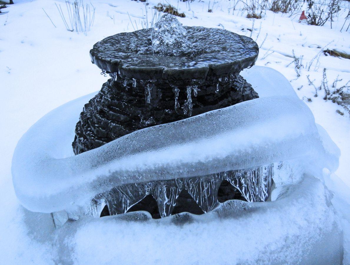 1189x900 Rain Water Ice Sculpture Fountain