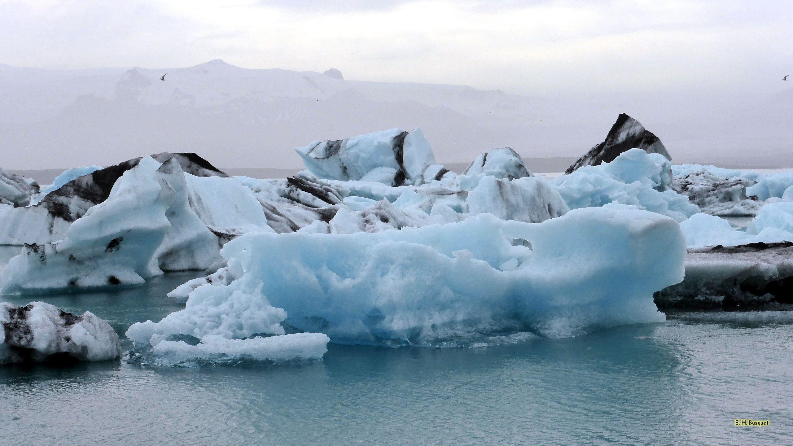 2560x1440 Ice sculpture in Iceland HD Wallpaper