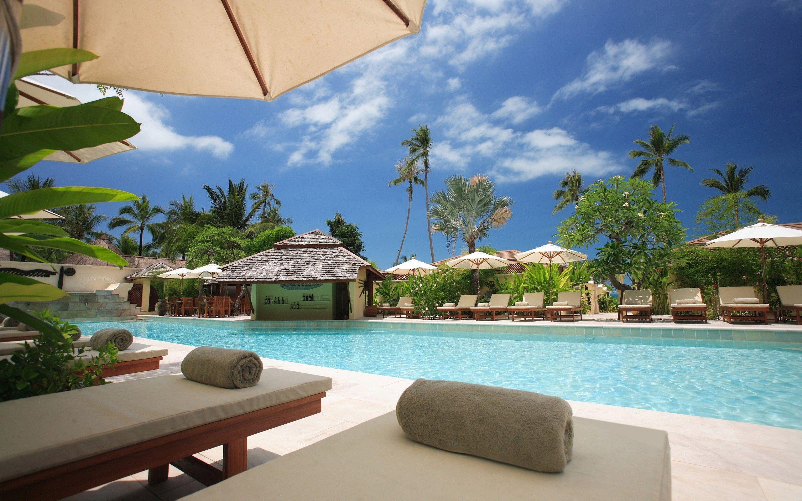 2560x1600 Resort Wallpaper