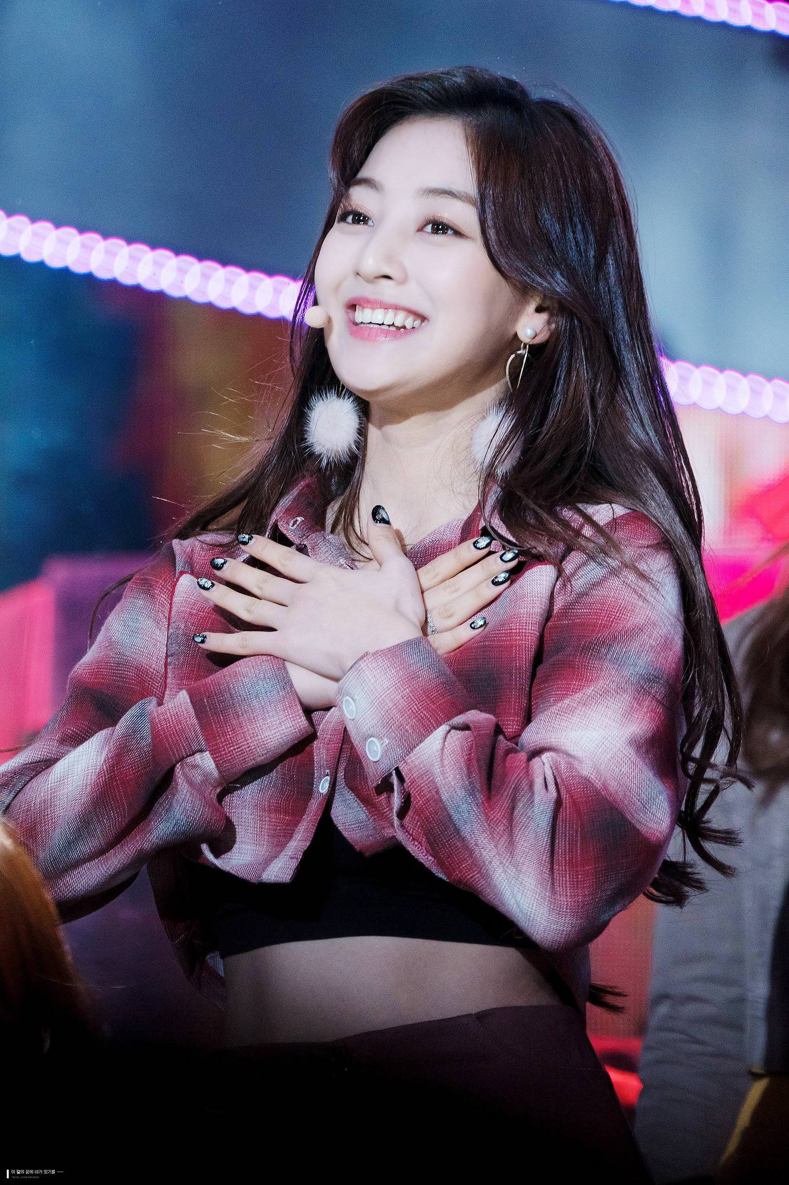 1599x2400 Happy birthday to my bias Jihyo! Here the wallpaper I am using