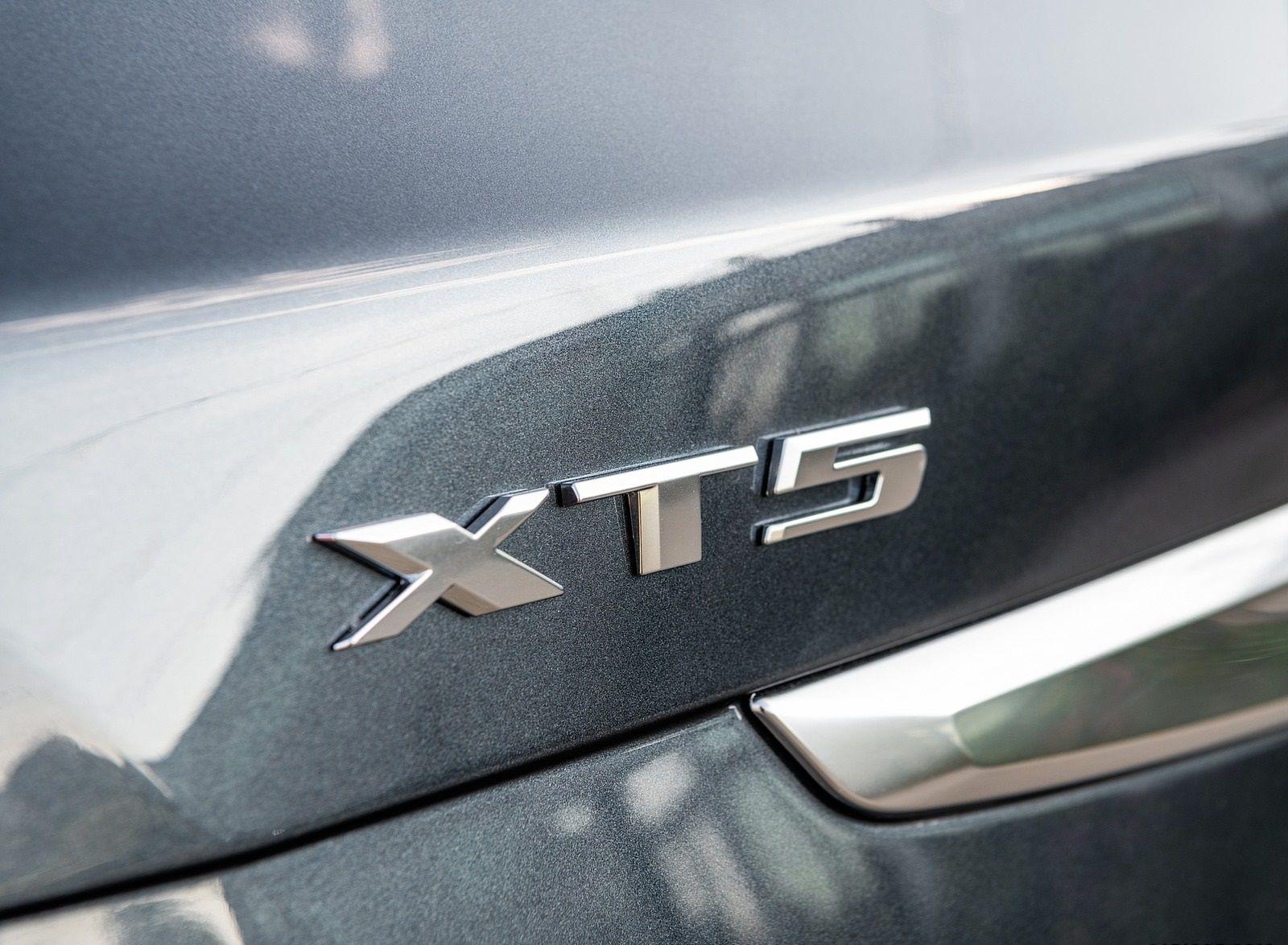 1600x1174 Cadillac XT5 Premium Luxury Badge Wallpaper (4)