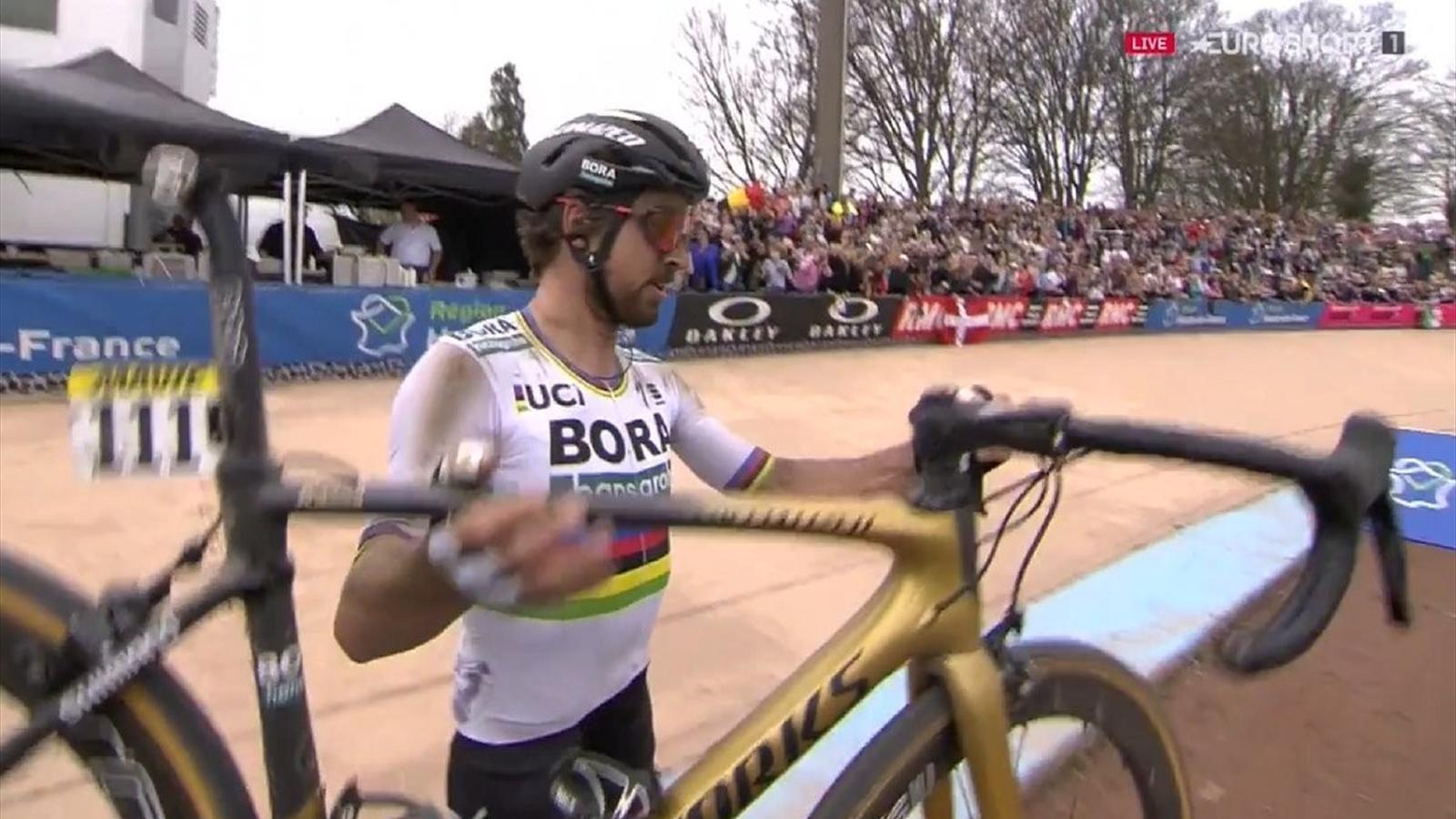 1600x900 VIDEO Sagan salutes the crowd by carrying bike aloft