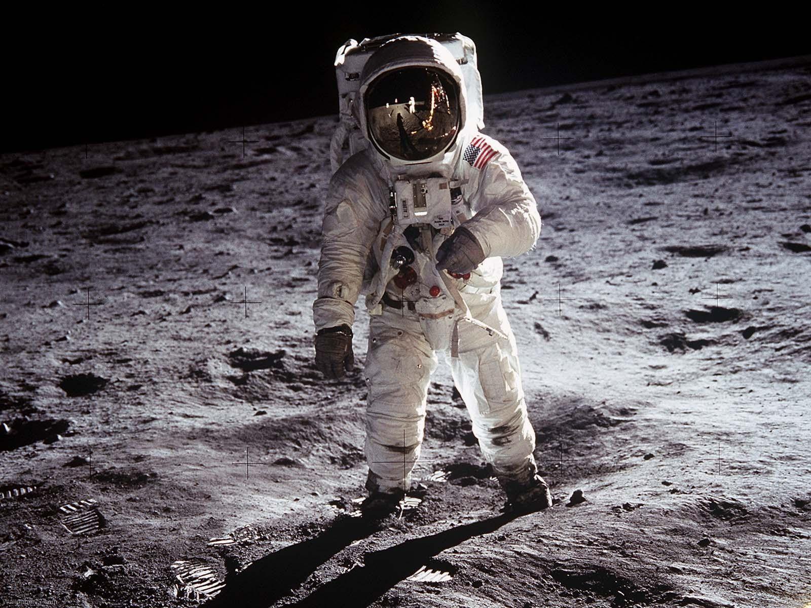 1600x1200 Astronaut On The Moon Space Wallpaper Planet Wallpaper Earth