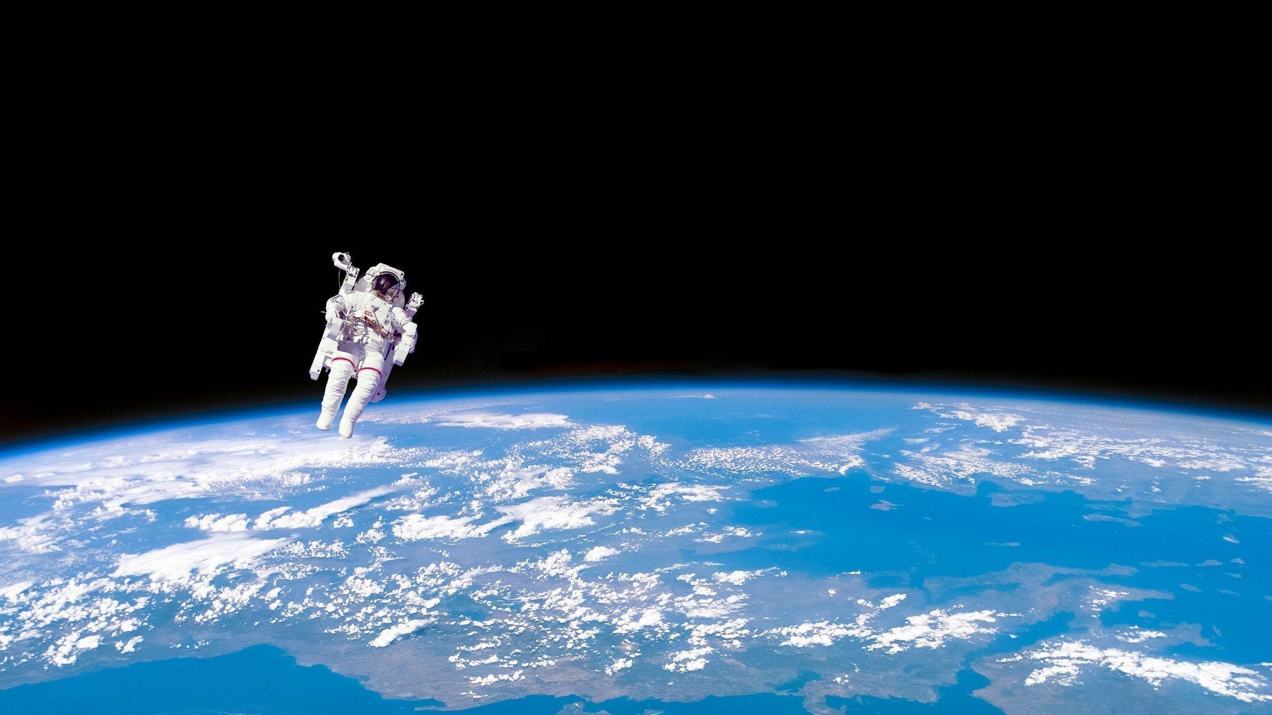 2560x1440 Astronaut in Space [2560 x 1440]