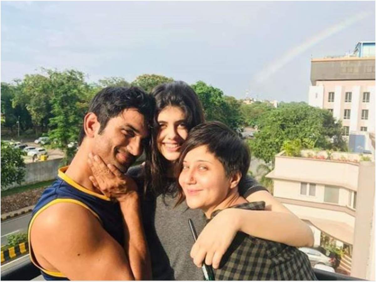 1200x900 Sushant Singh Rajput's Goofy Picture With 'Dil Bechara' Co Stars