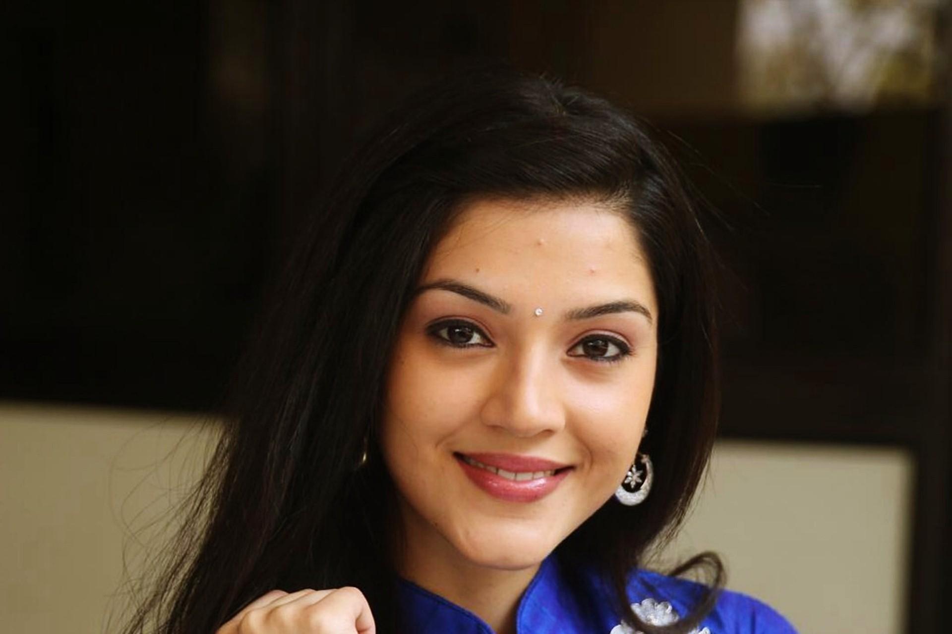 1920x1280 Mehreen Kaur Pirzada Wallpaper